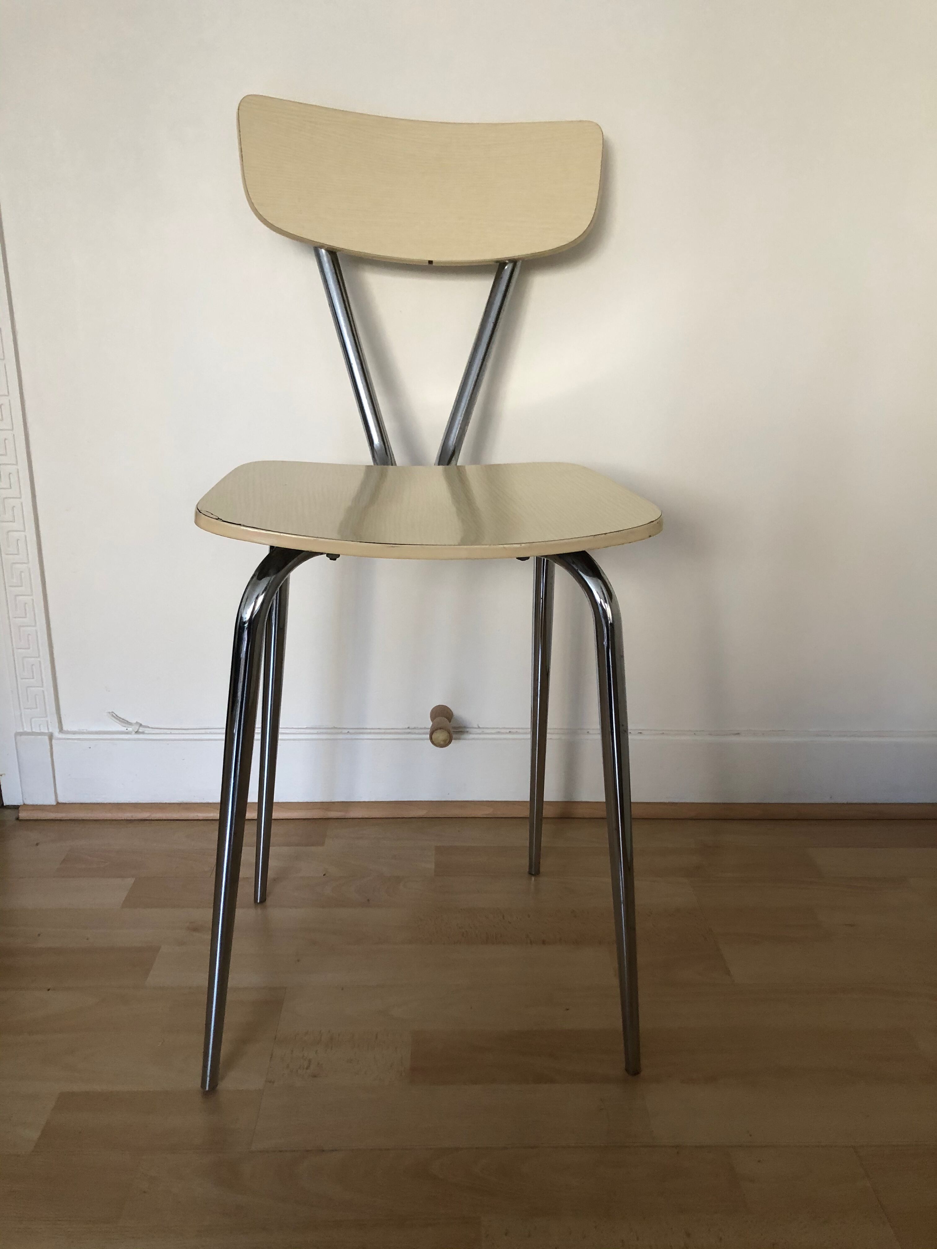 Chaise formica jaune pale