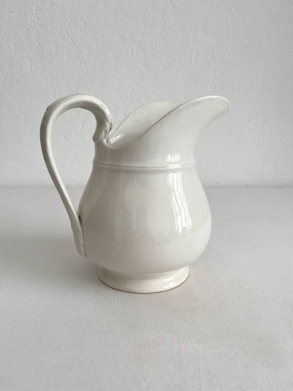 Broc pichet blanc ancien terre de fer opaque de Sarreguemines