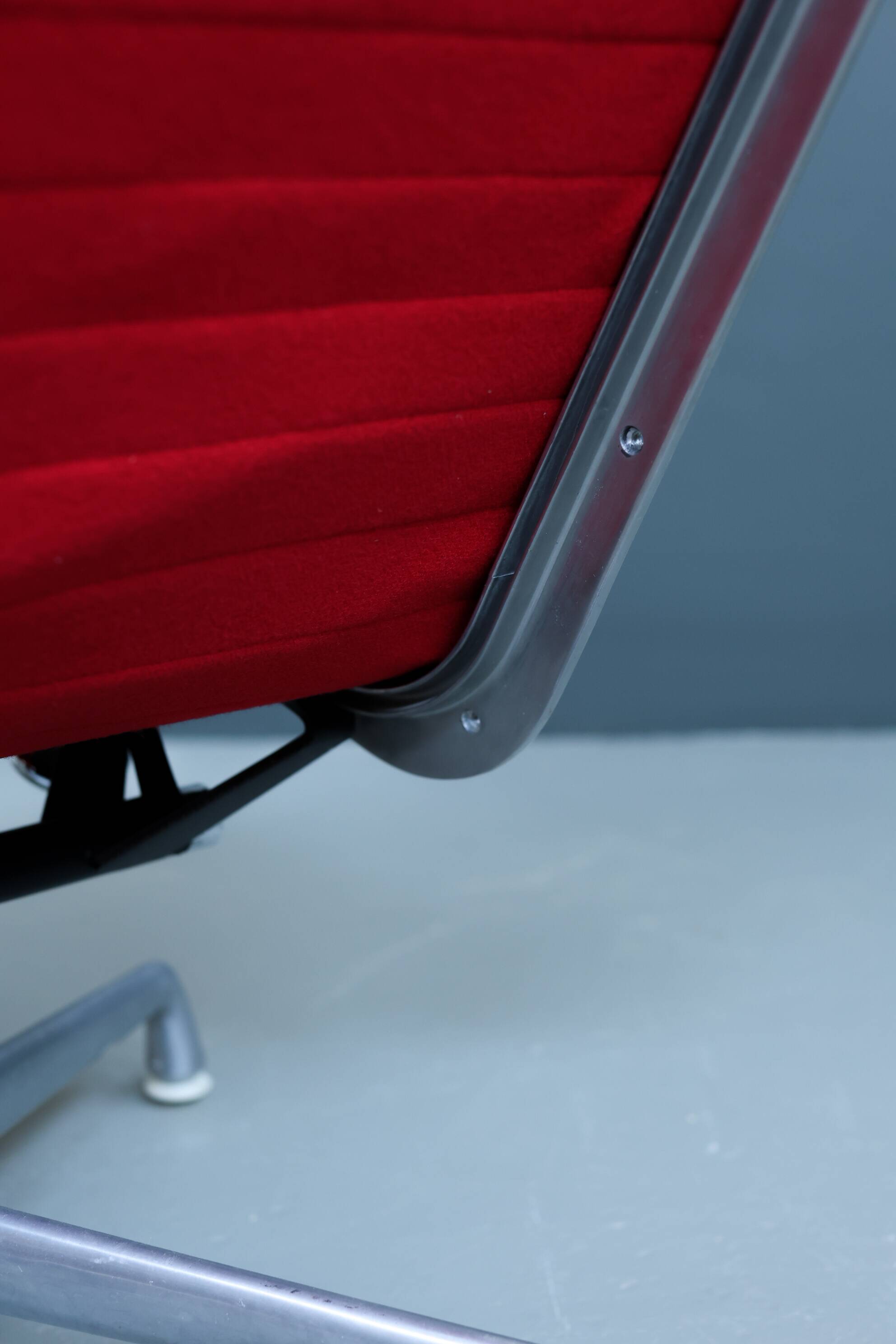 Aluminum Lounge Chair EA125 by Charles & Ray Eames for HERMAN MILLER