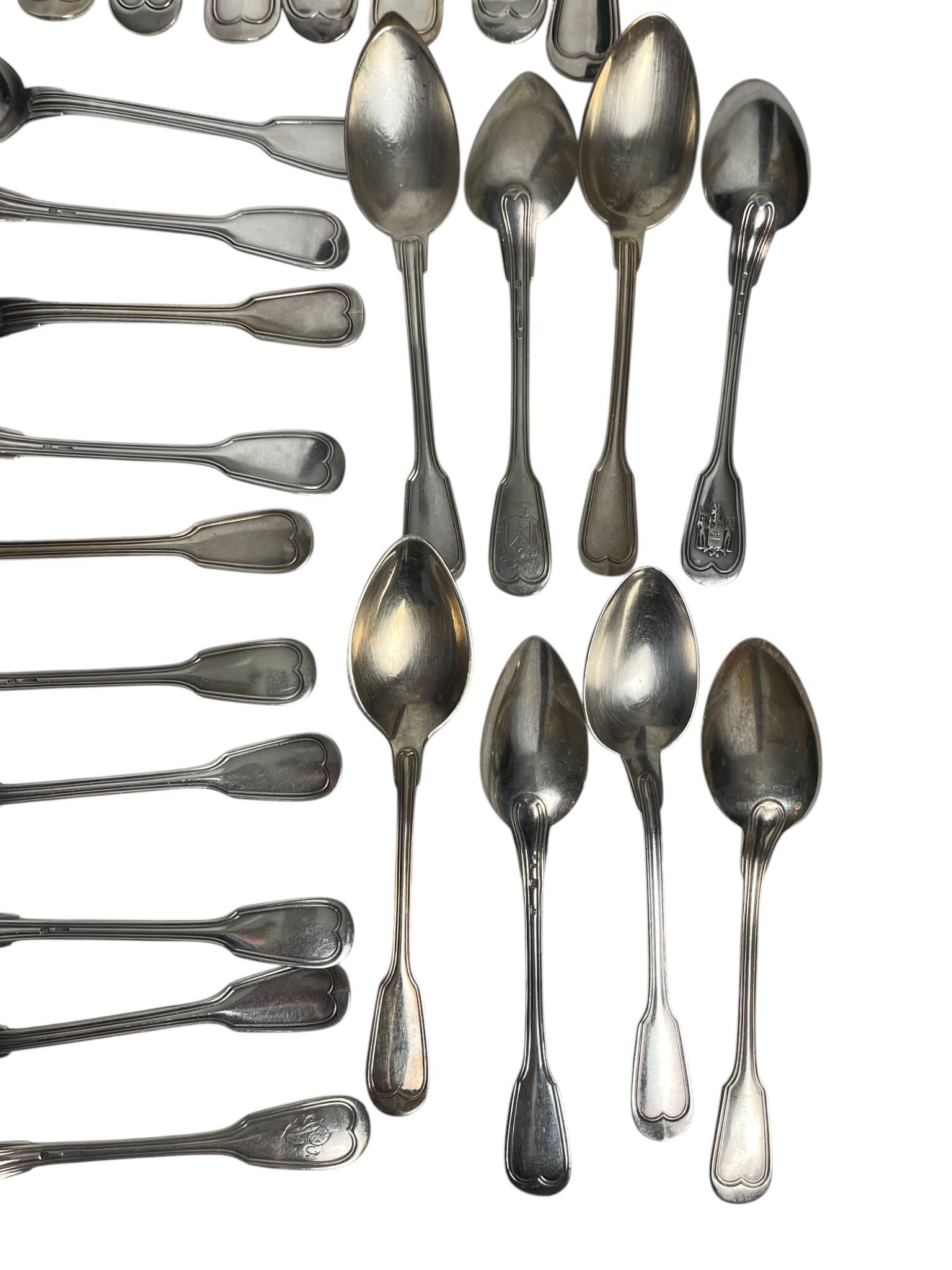Important lot of 118 pieces of silver-plated metal cutlery by Ercuis, Christofle 20th century.