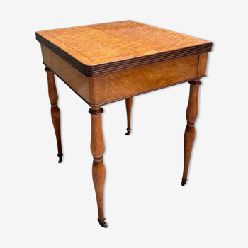 Table à jeux en érable moucheté d’époque Charles X, XIXème siècle