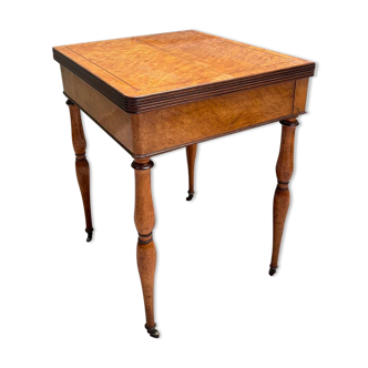 Table à jeux en érable moucheté d’époque Charles X, XIXème siècle