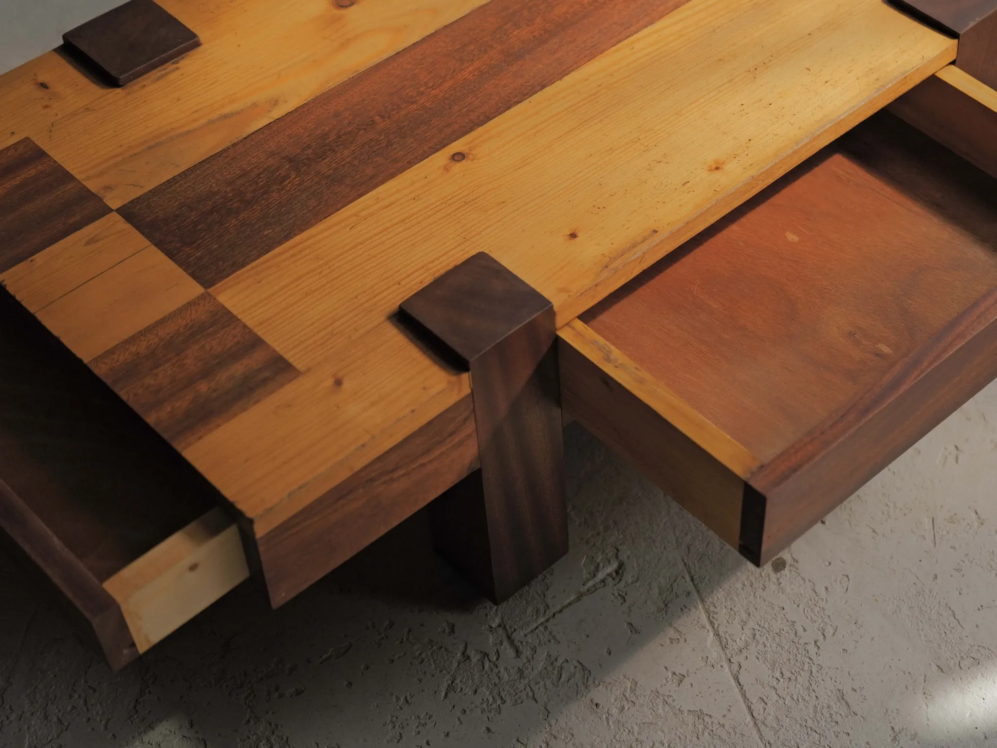 Table basse artisanale à plateau graphique, vers 1980