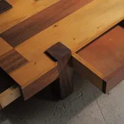 Table basse artisanale à plateau graphique, vers 1980