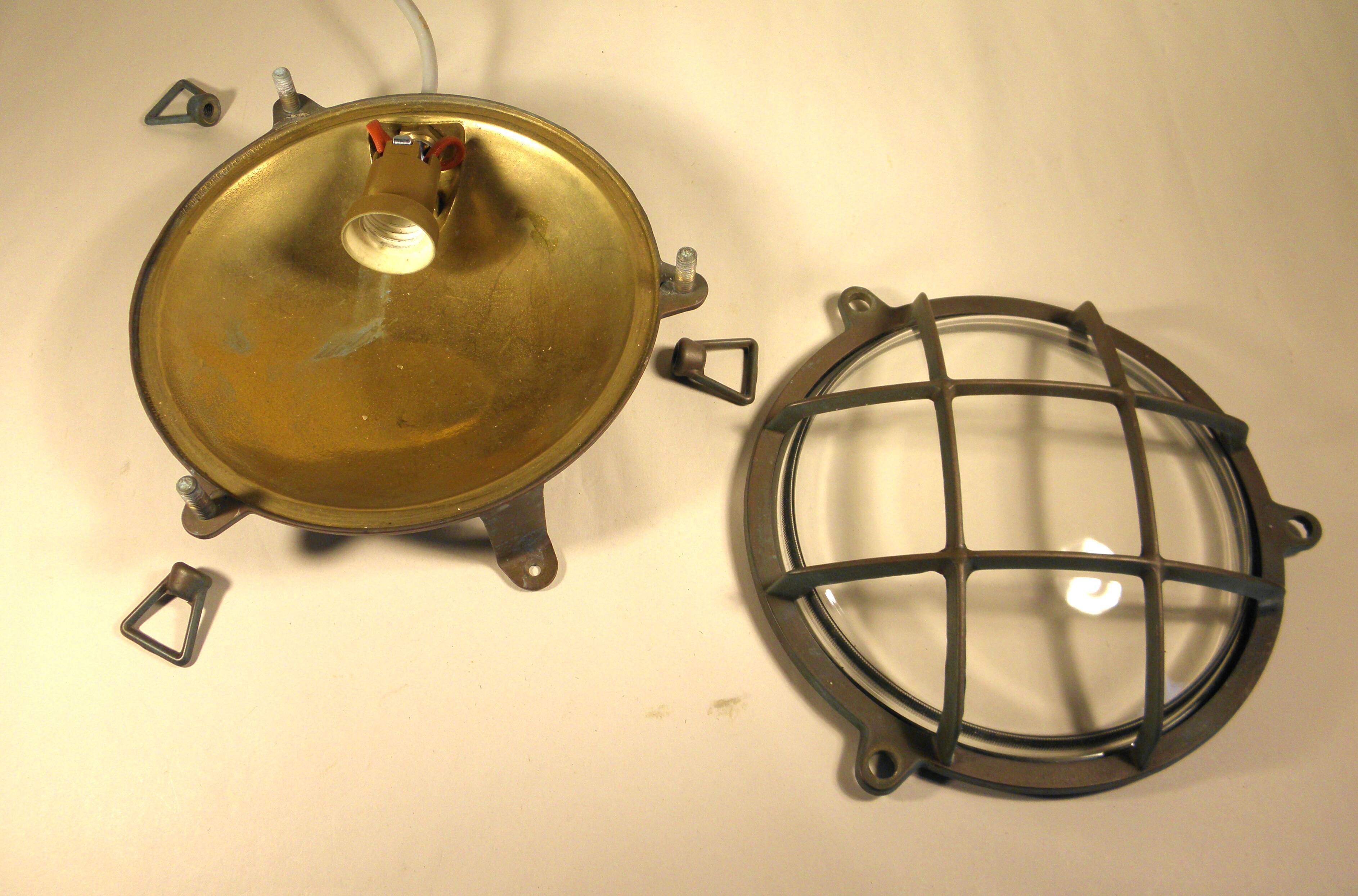 22 cm brass "porthole" wall light