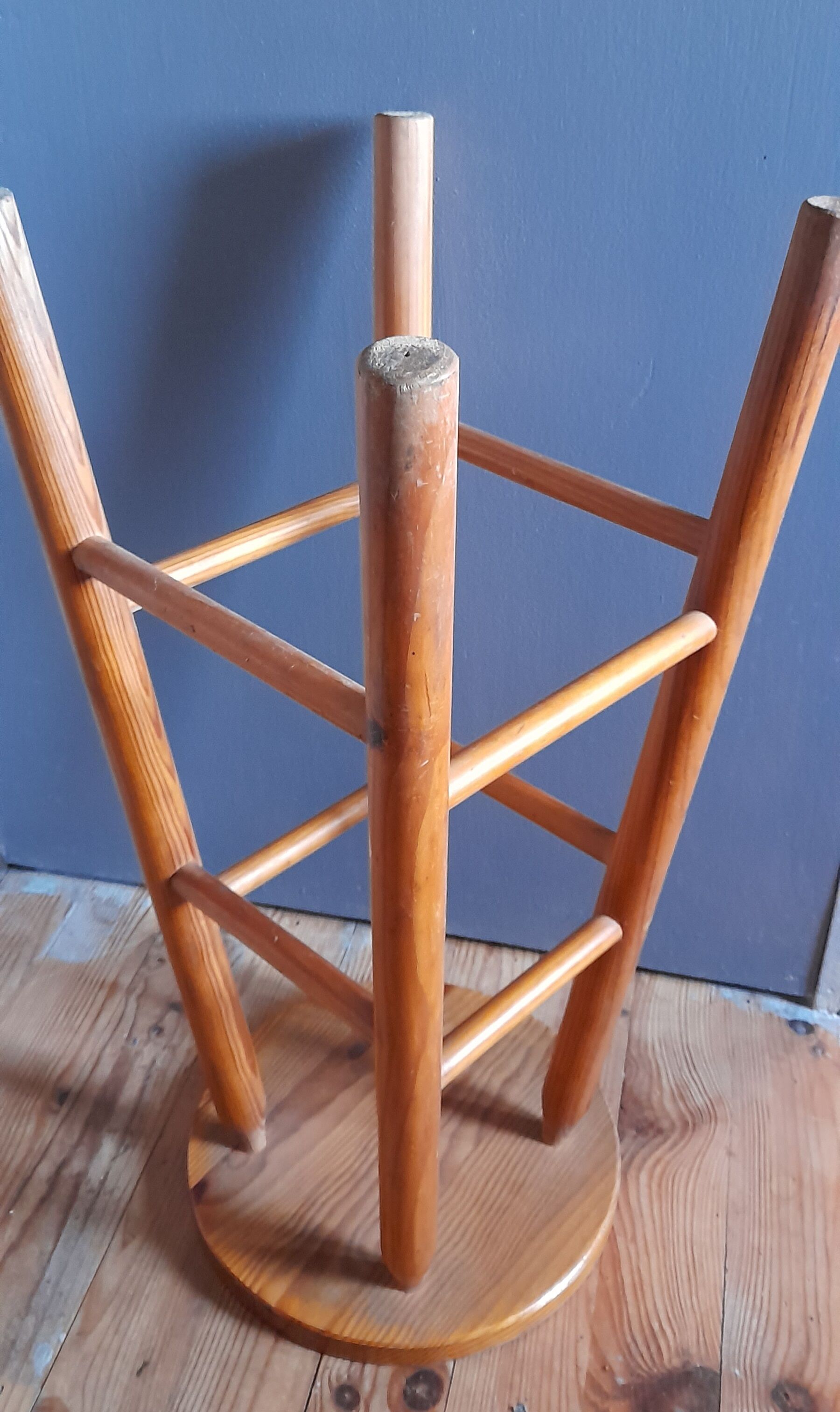 High bar stool in solid wood turned vintage 1970/1980