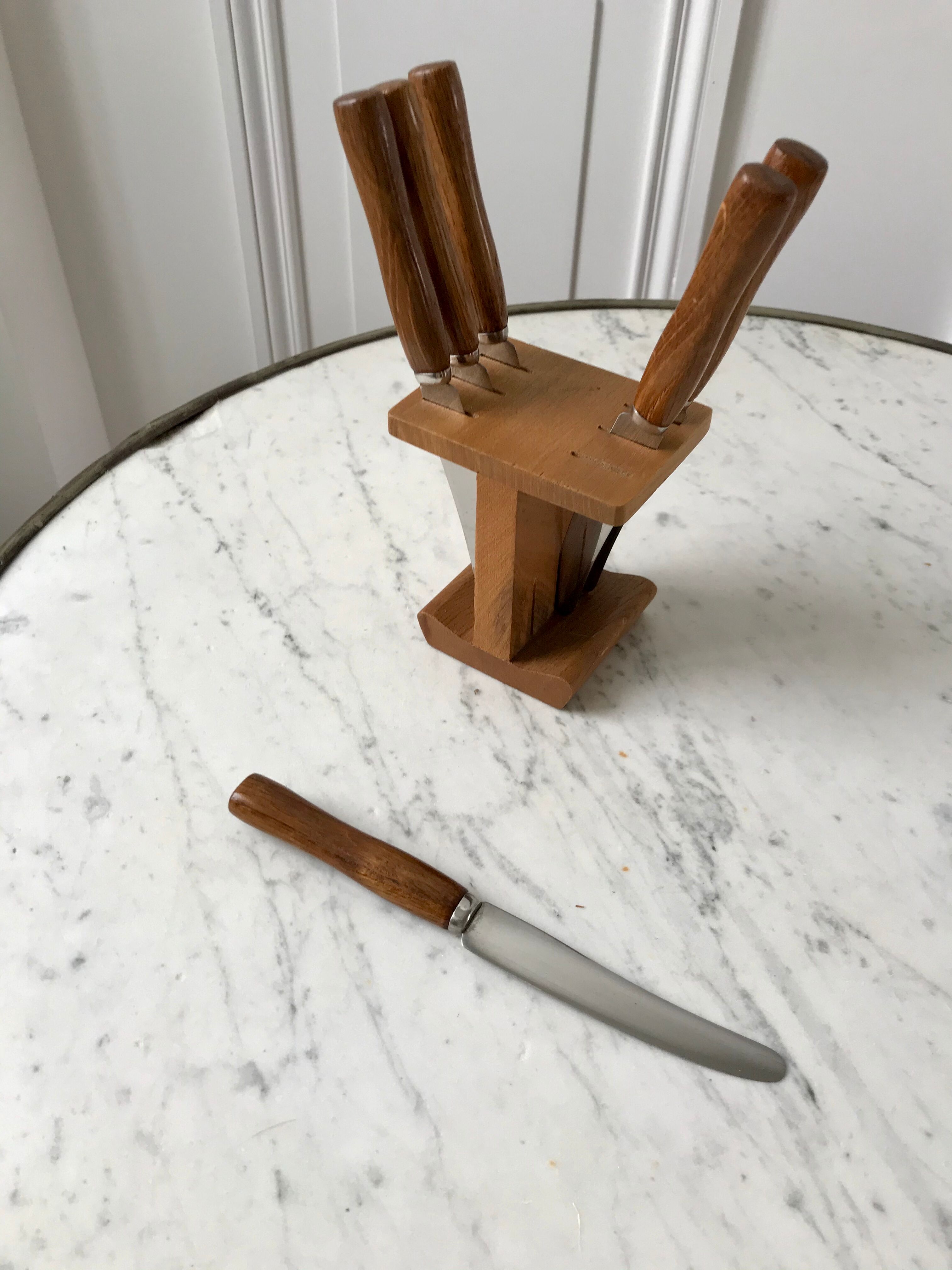 Set of 6 wooden butter knives and their support 70s