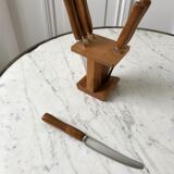Ensemble de 6 couteaux à beurre en bois et leur support années 70