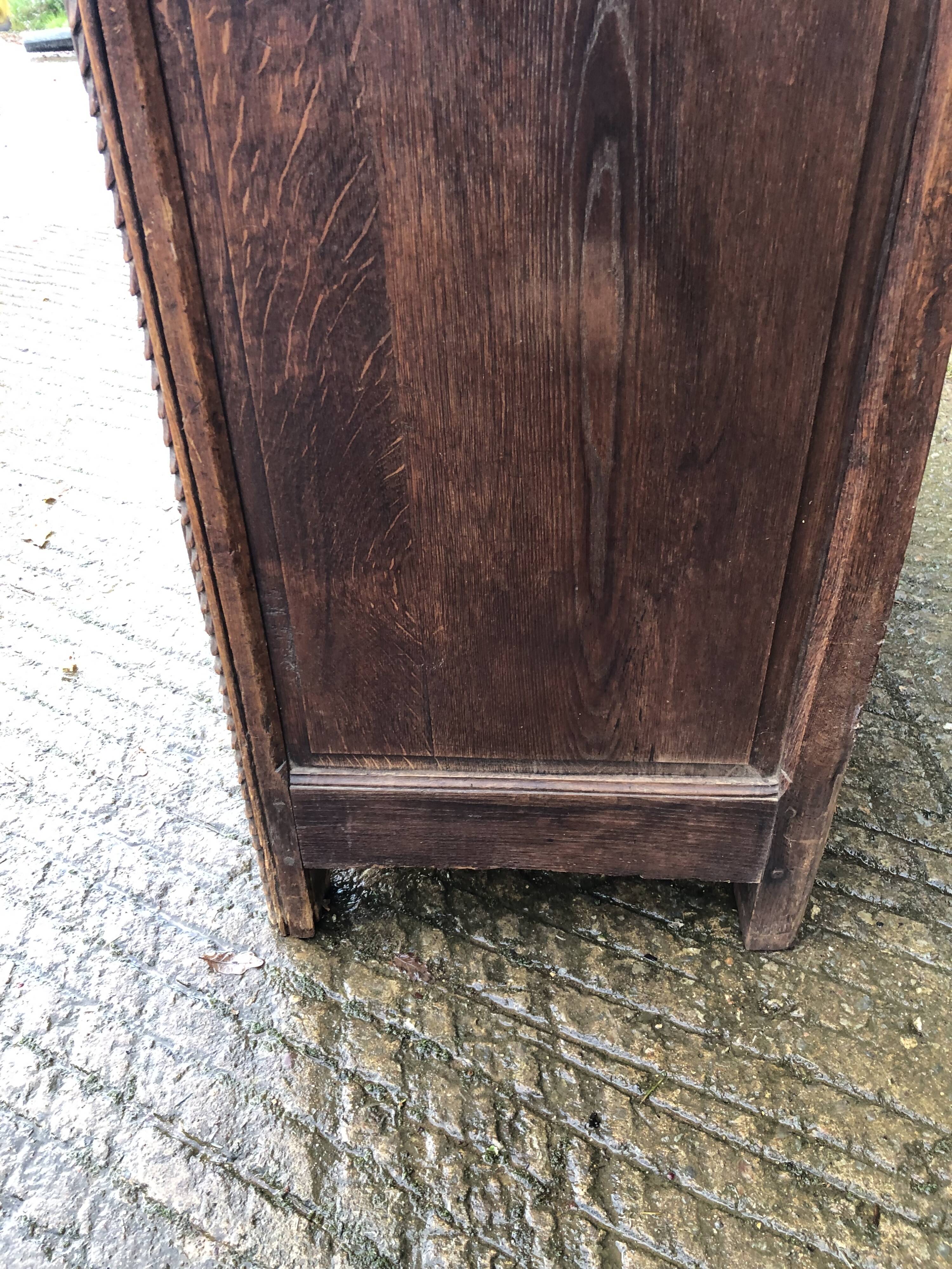 Buffet Louis XV ancien en chêne massif à 2 tiroirs et 2 portes