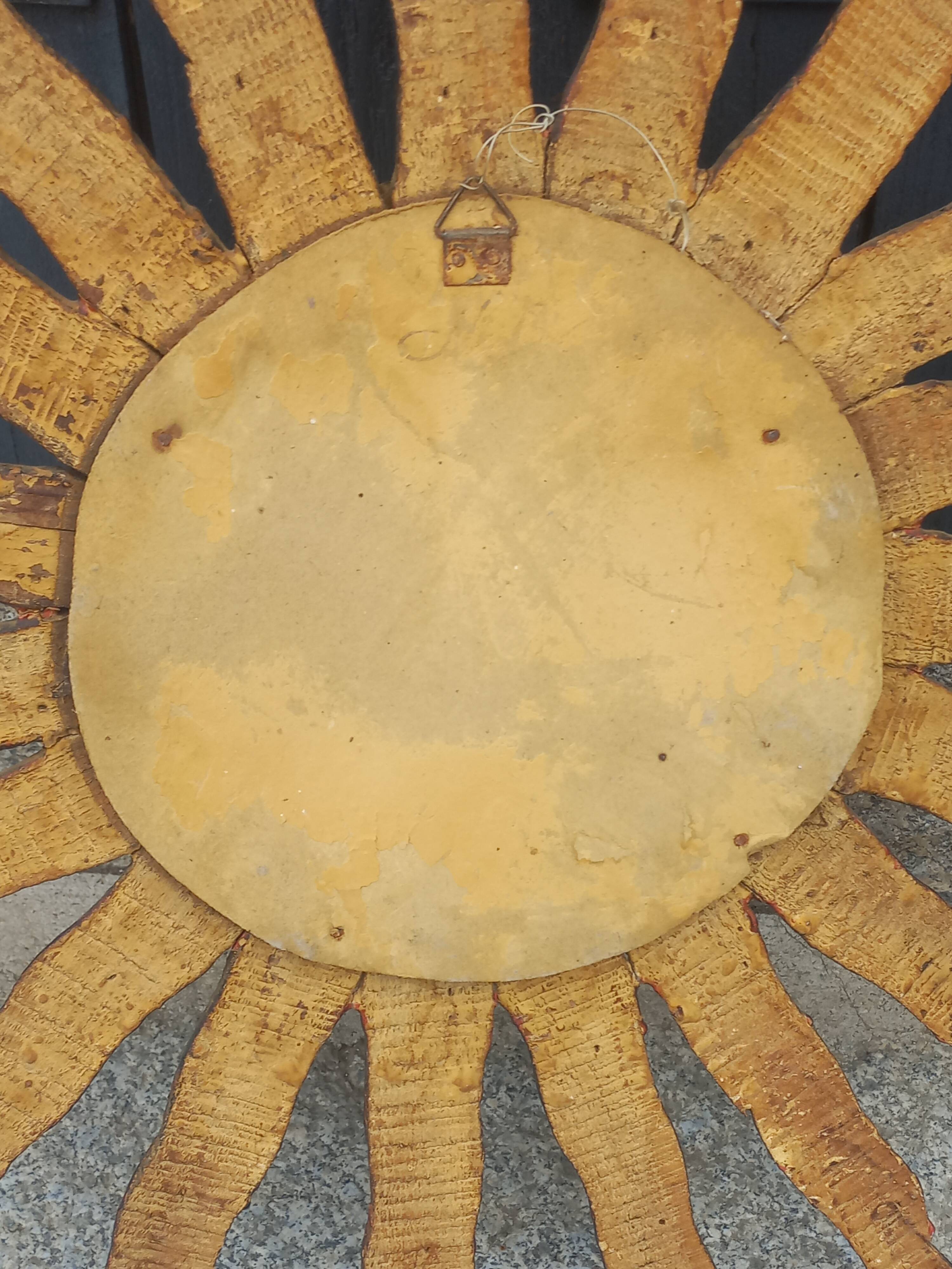 Miroir soleil en bois et stuc doré, années 50