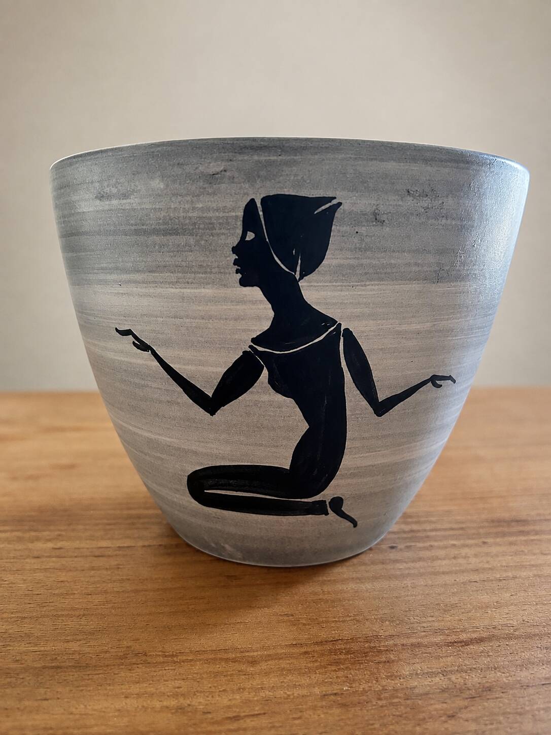 Milet cache-pot Sèvres, hand-decorated with a kneeling woman, 1950s.