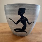 Cache-pot Milet Sèvres, décor main d'une femme agenouillée 1950
