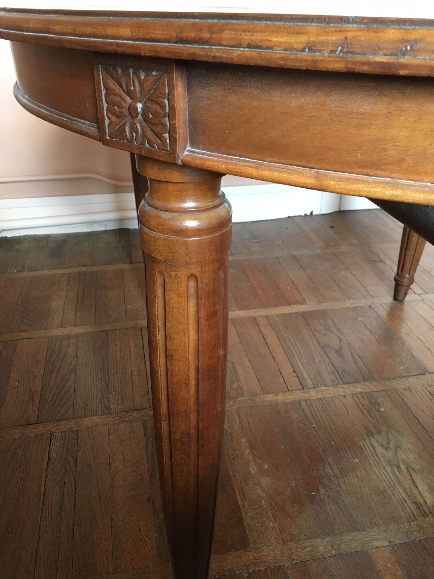 Louis XVI style round table with 3 extensions