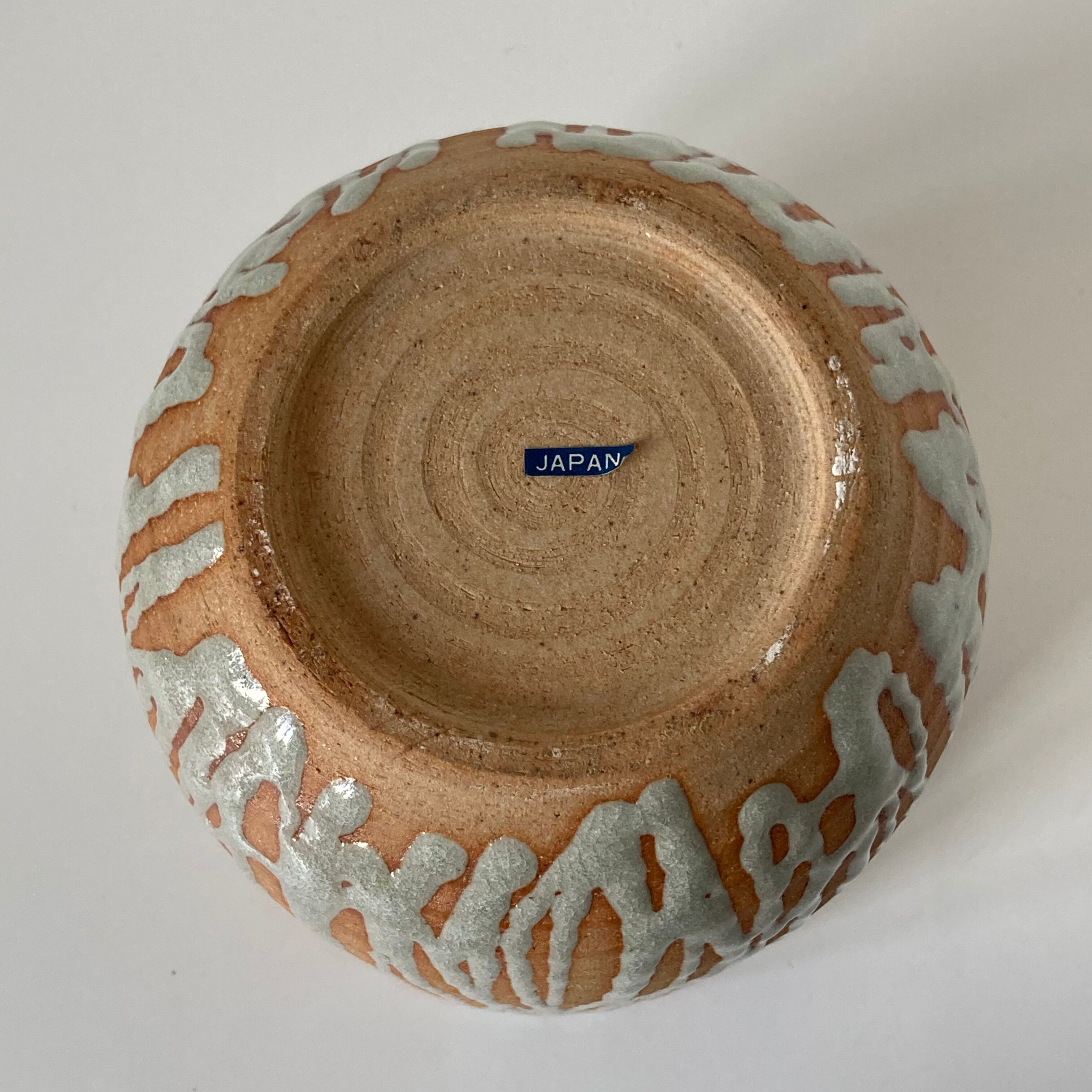 Large Japanese minguei covered pot in stoneware decorated with fine coulure, enamelled interior