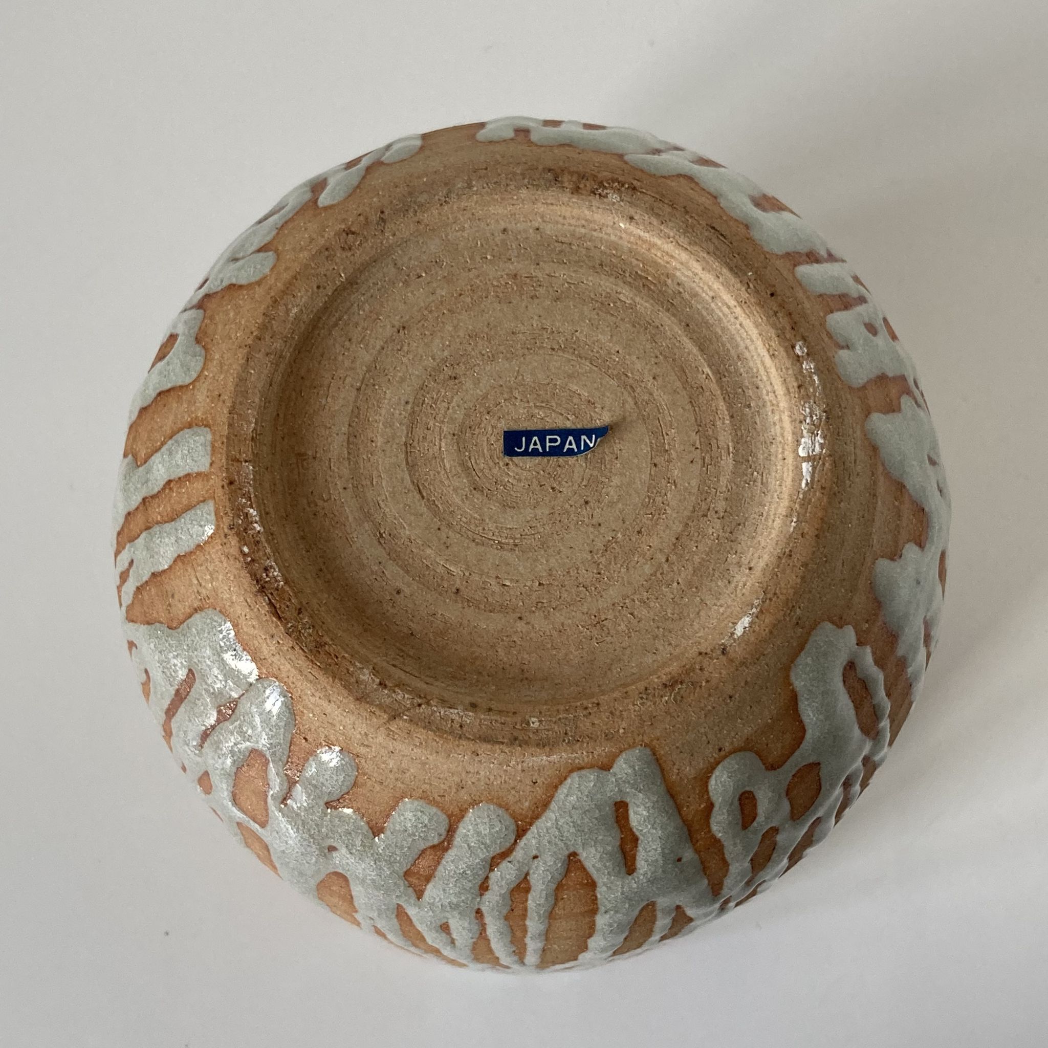 Pot couvert japonais minguei en grès à décor de fines coulure, l’intérieur émaillé
