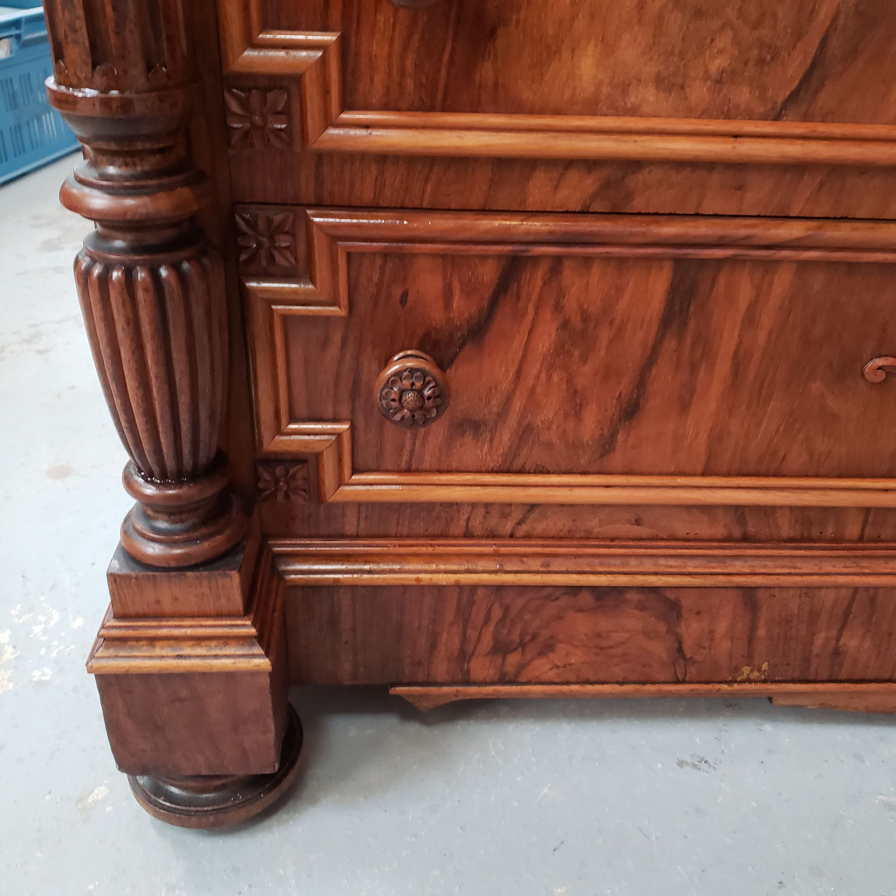 Antique chest of drawers carved in walnut XIX