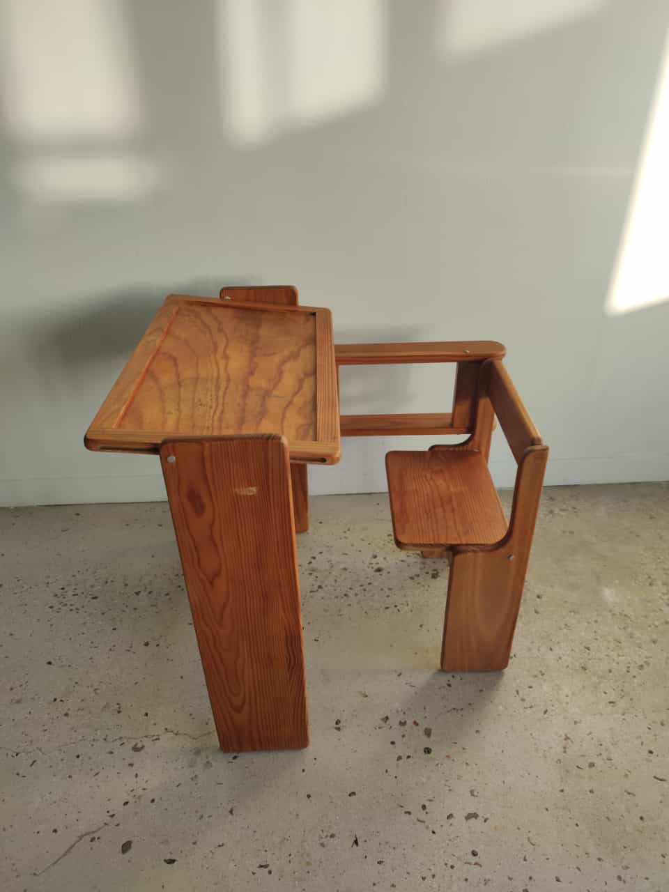 Foldable pine children's desk