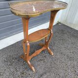 Kidney-shaped flying table