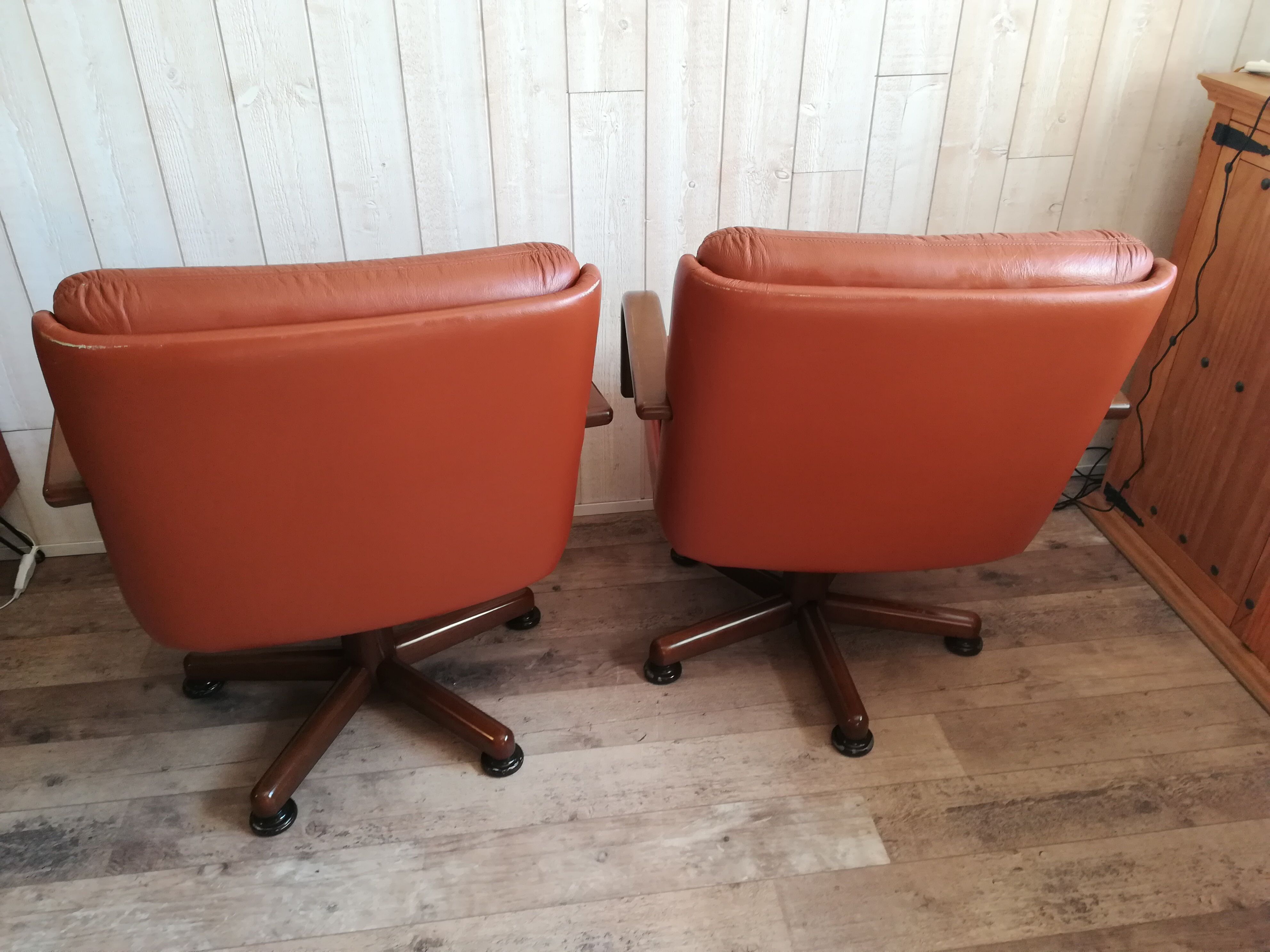 Paire de fauteuils pivotant havane vintage Italie