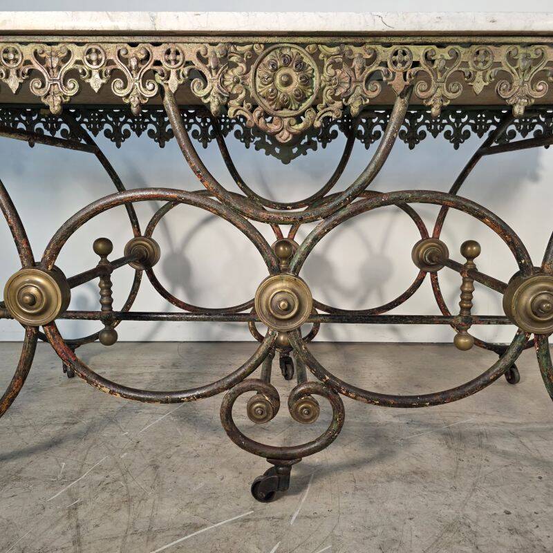 Exceptional large presentation table in cast iron from the late 19th century.
