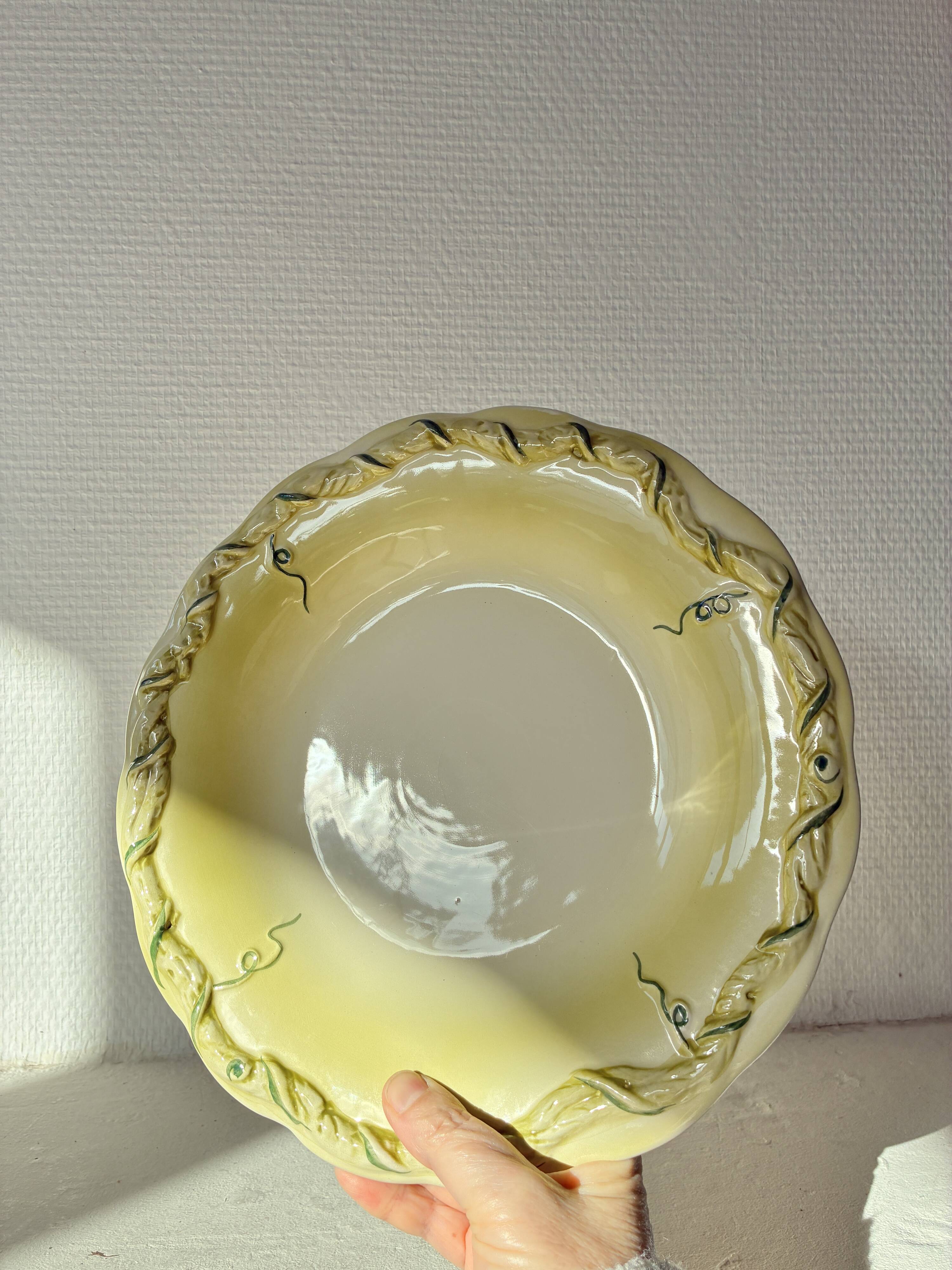 Antique flat plate in majolica