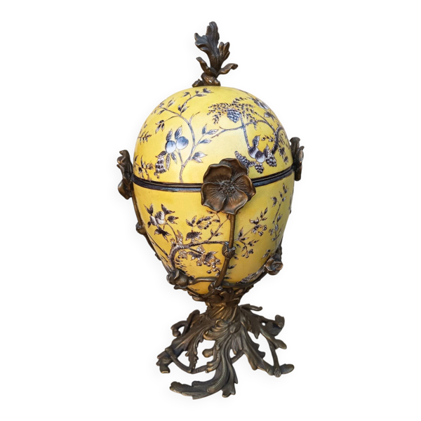Grande boîte couvert faïence jaune émaux polychromes et laiton XXe