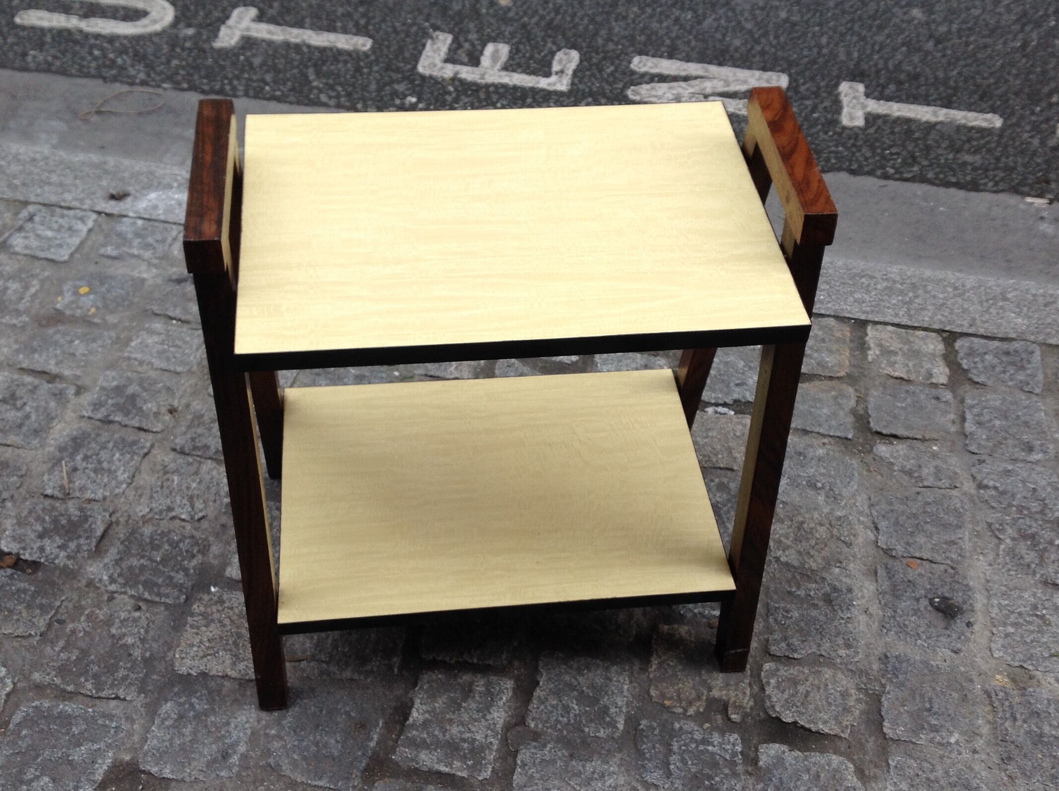 Table d'appoint en bois et formica