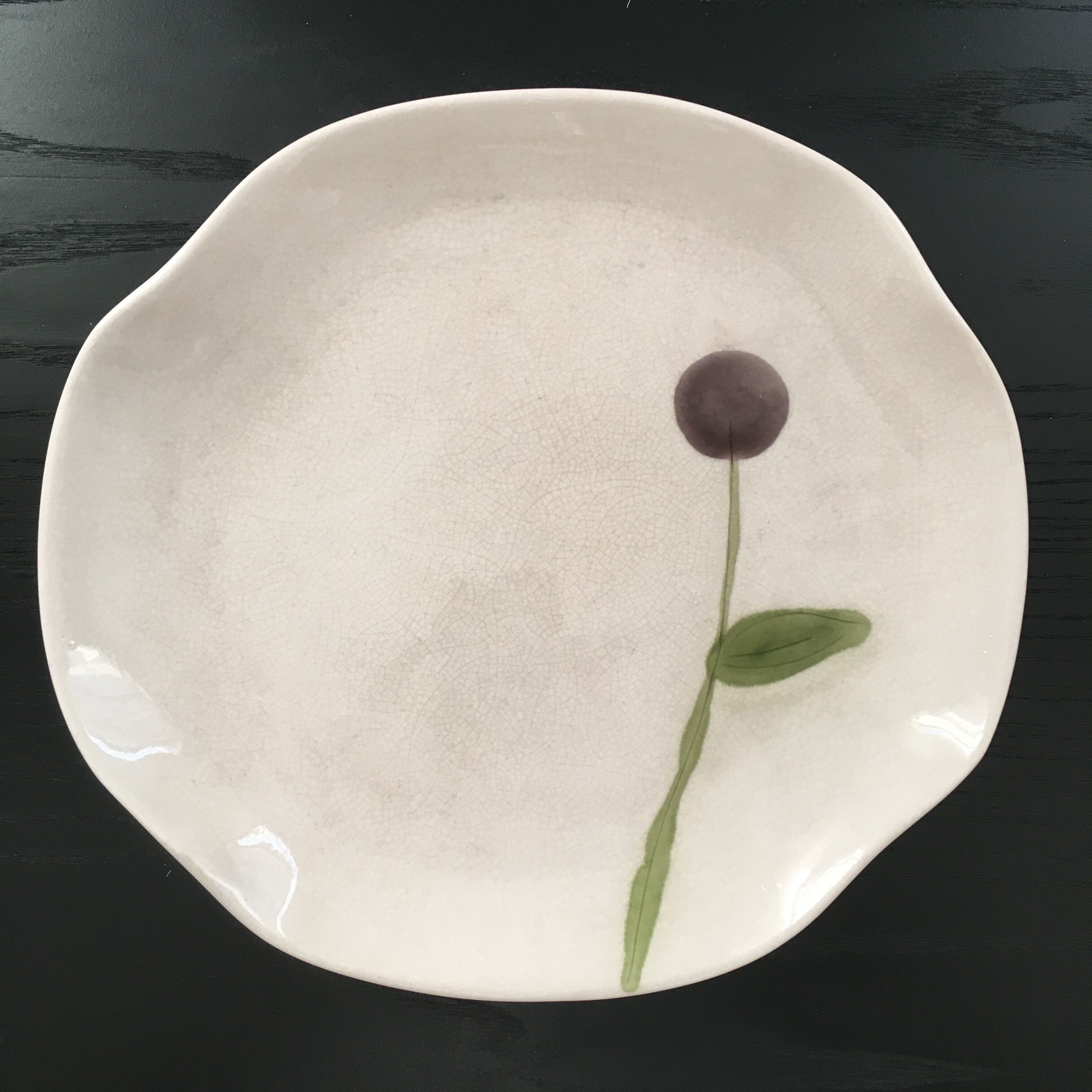 Plat décor fleur mauve