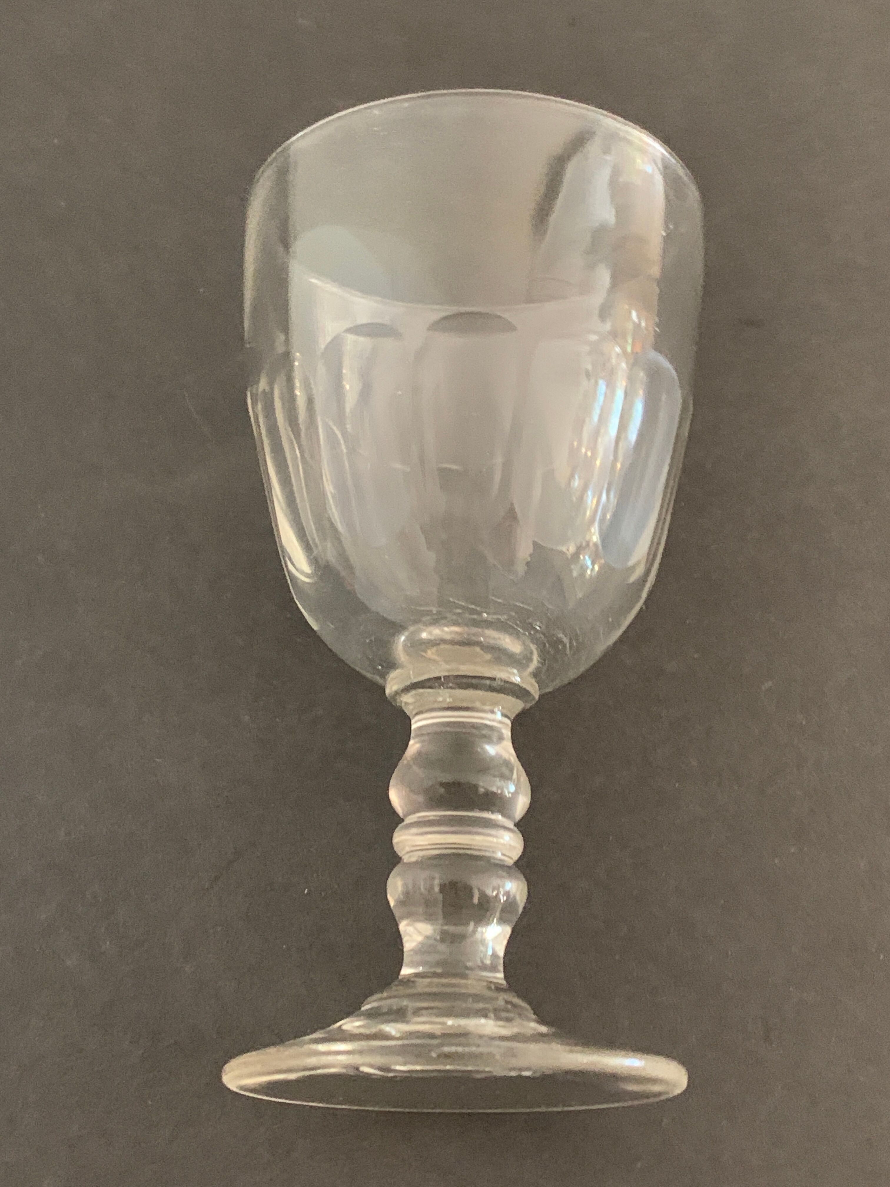 4 verres anciens à pied avec pans coupés