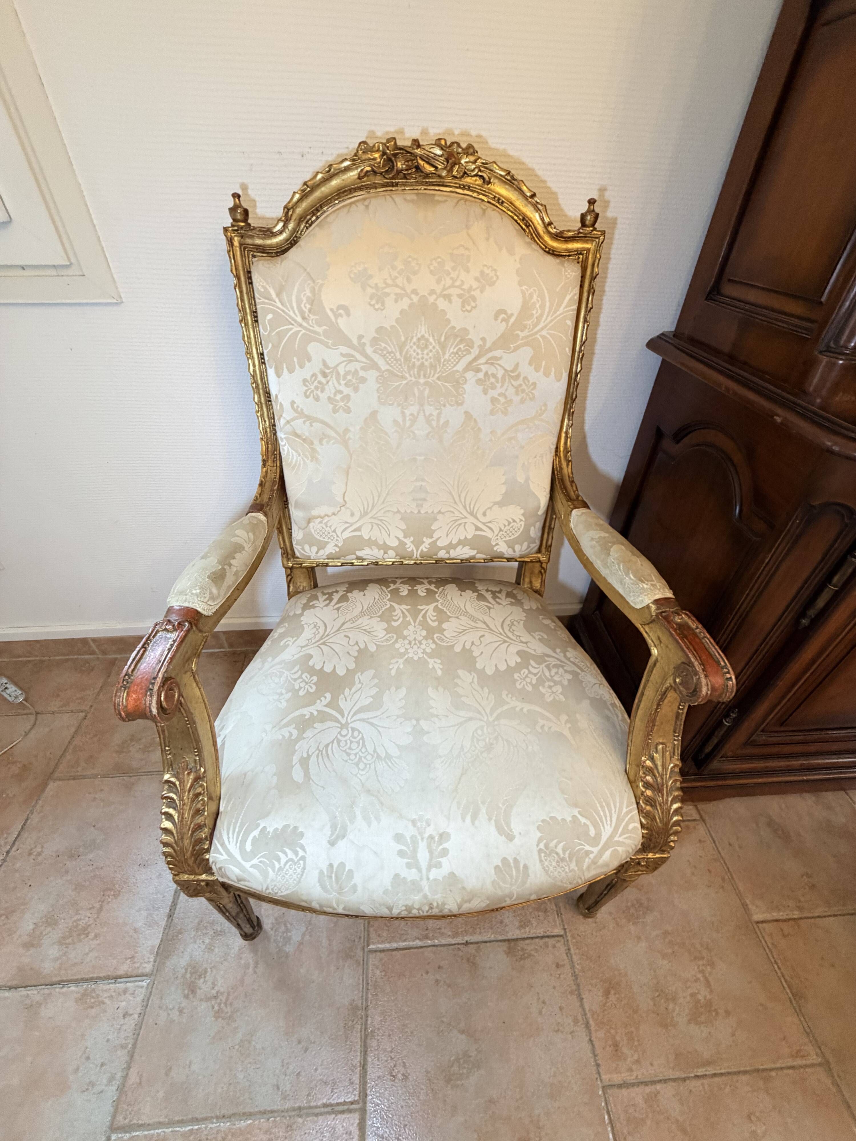 Paire de fauteuils français Louis XVI en or doré et blanc sculpté