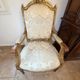 Paire de fauteuils français Louis XVI en or doré et blanc sculpté