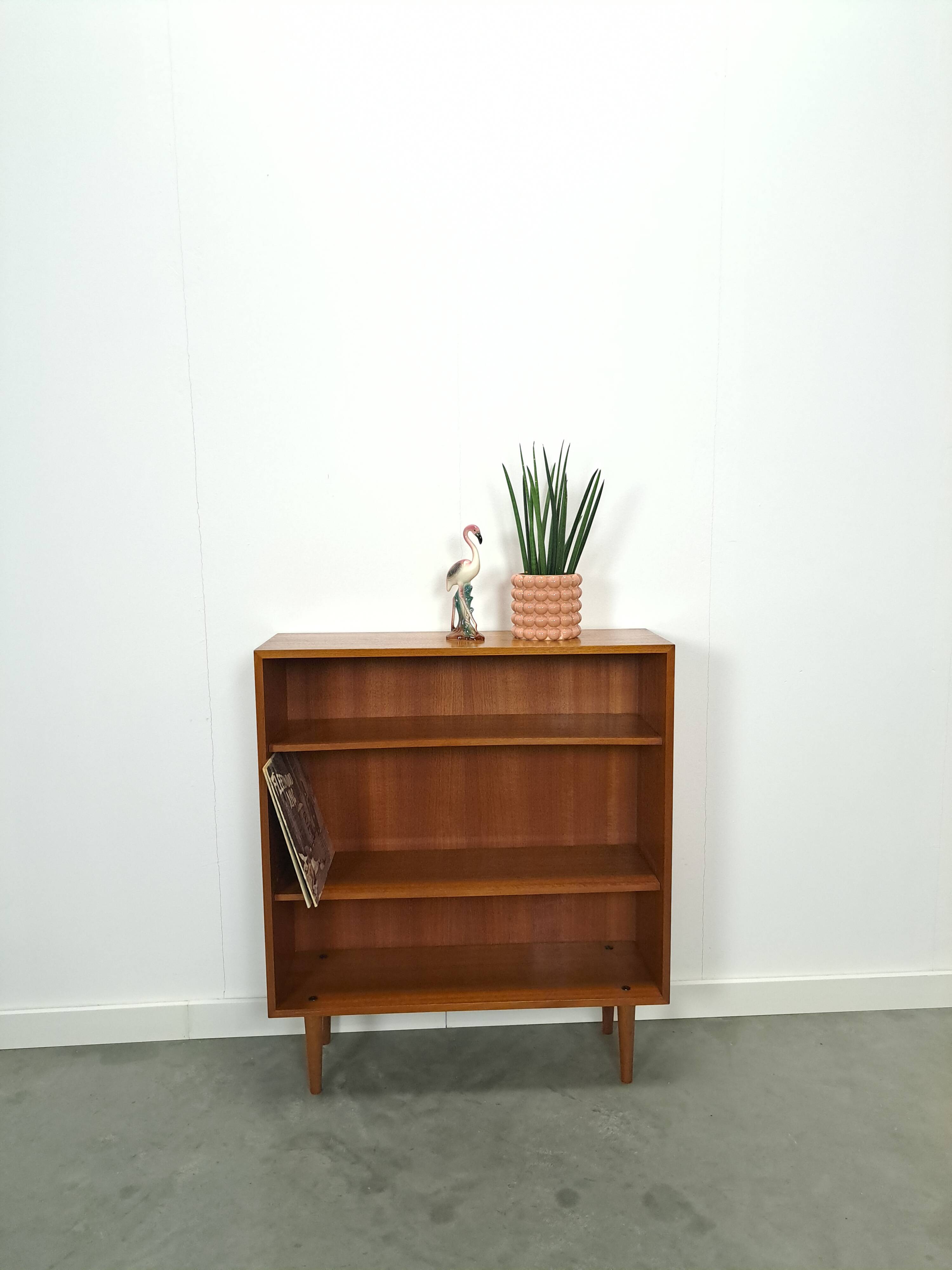 Noten fineer boekenkast LP kast met legplanken nr. 2