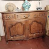 Commode de style Regency chêne clair année 1952  avec ses double portes et ses 3 tiroirs supérieurs