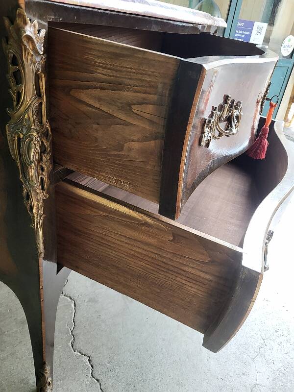 Commode sauteuse en bois de rose plateau en marbre rose