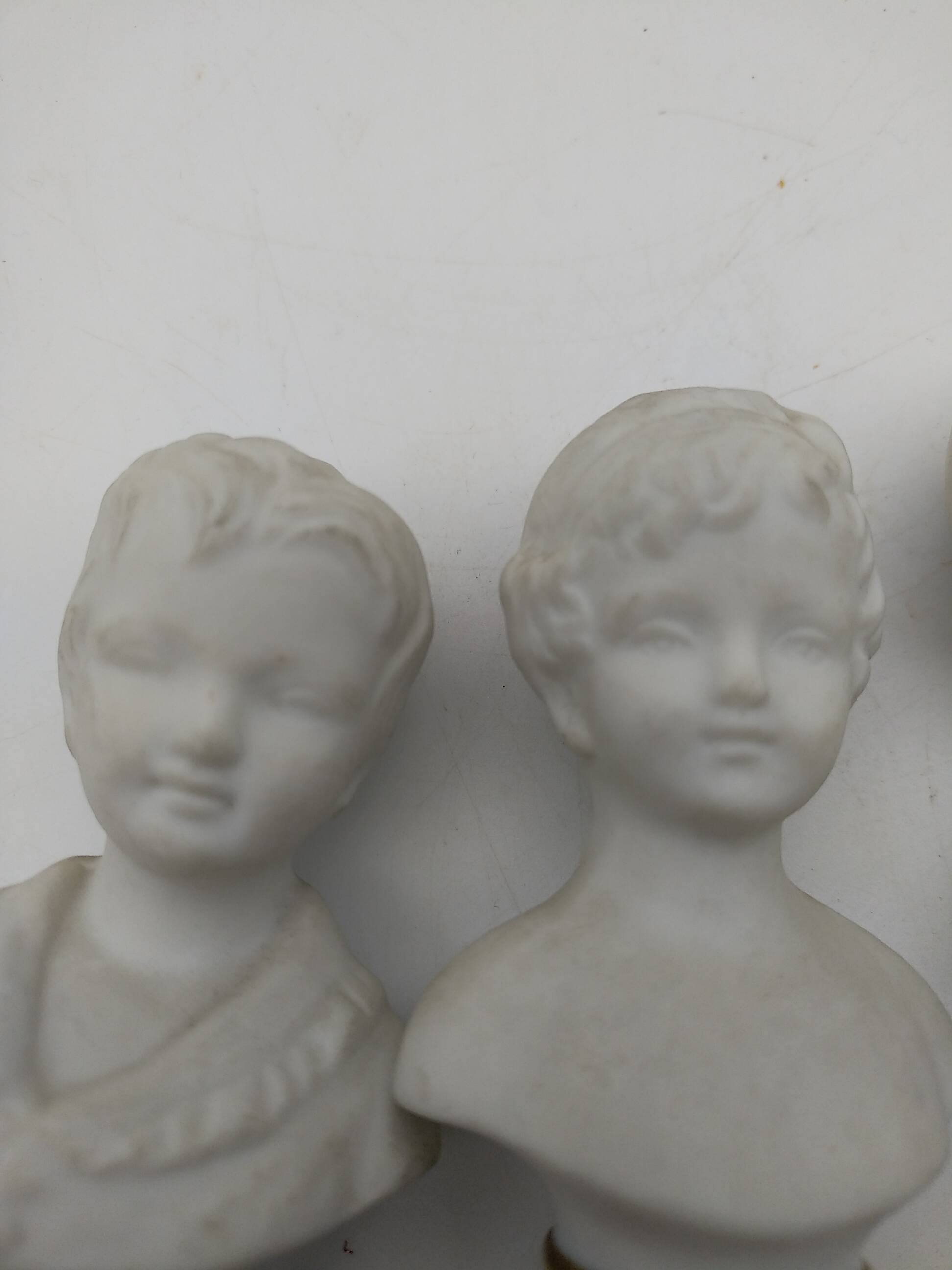 Bustes enfants en biscuit .Capodimonte. 9 cm .