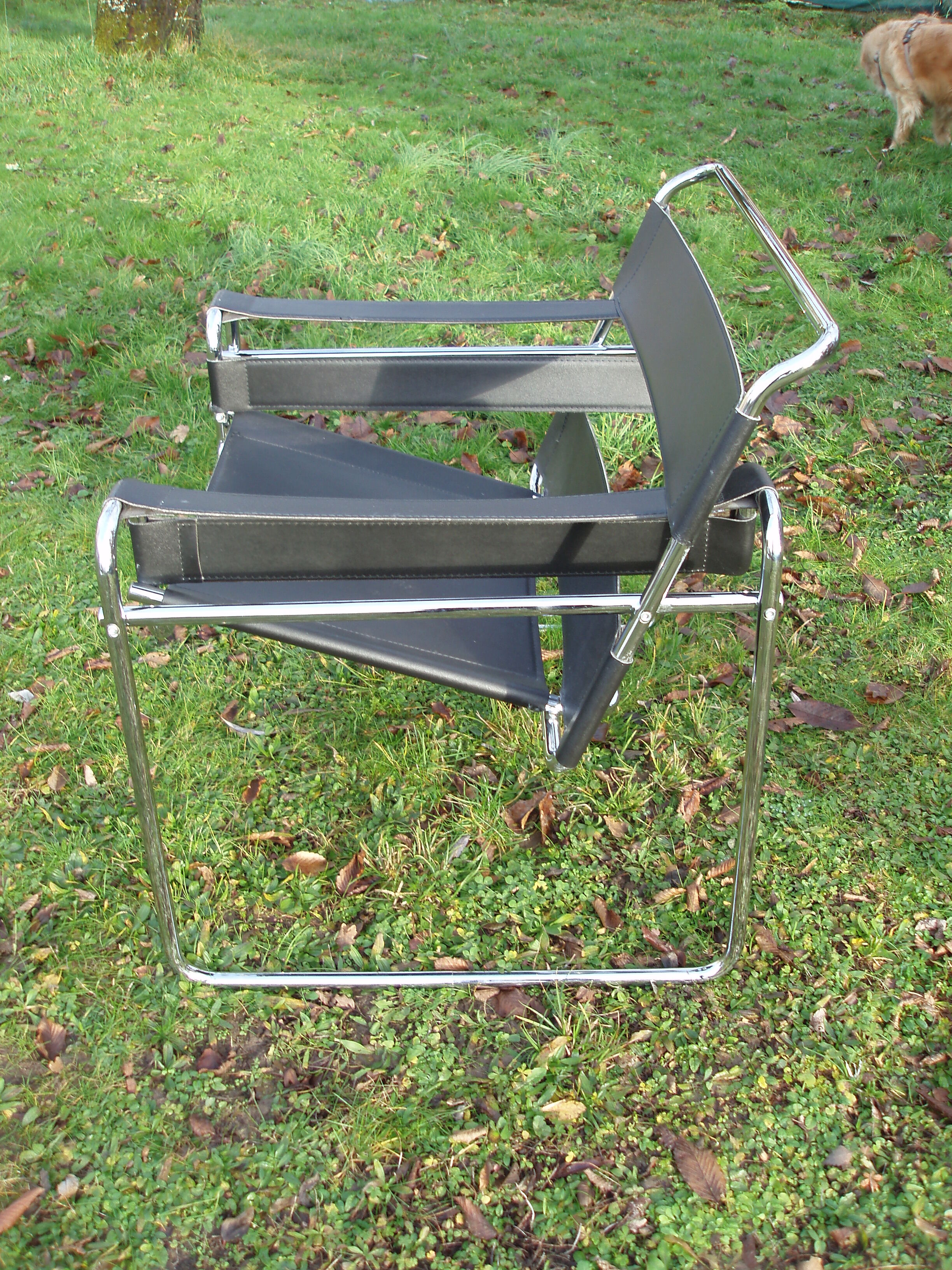Wassilly chair in black and chrome leather byMarcel Breuer