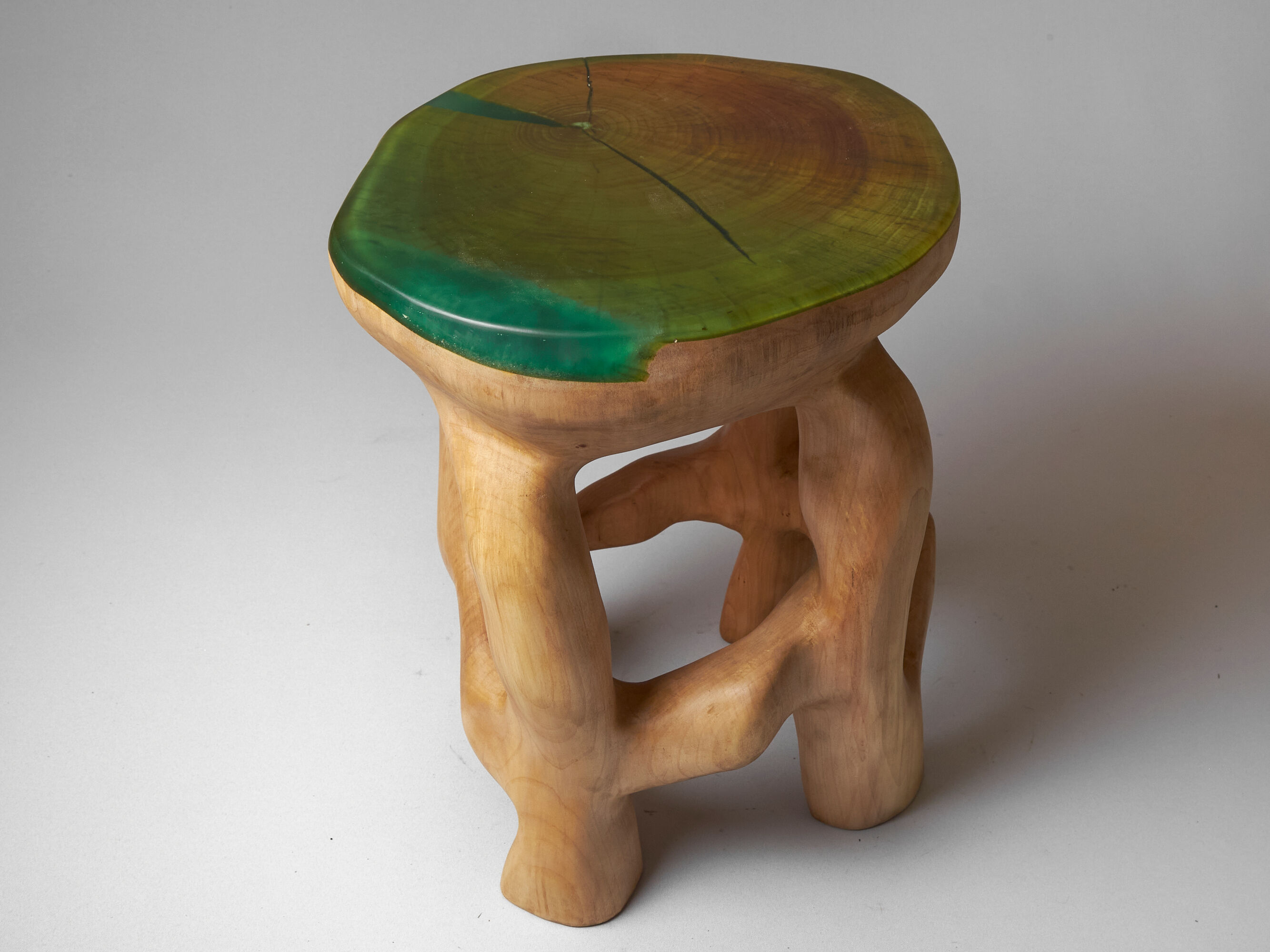 Tabouret sculpté unique à partir d'une seule pièce de bois