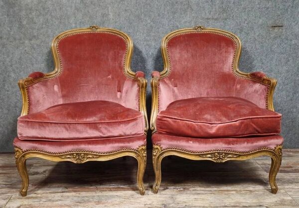 Paire de fauteuils cabriolet style Louis XV – Bois sculpté – Velours rose –