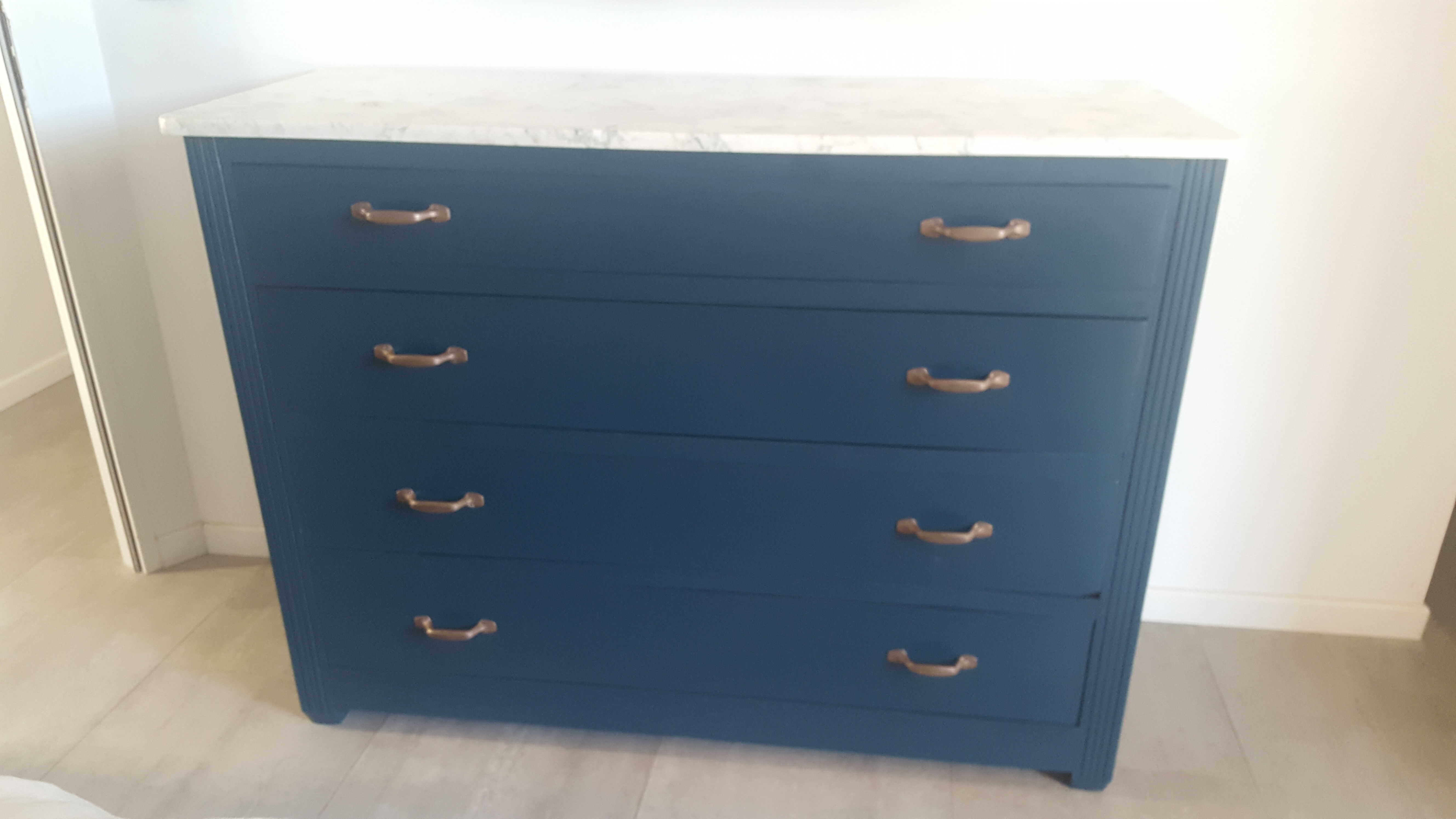 Commode dessus marbre