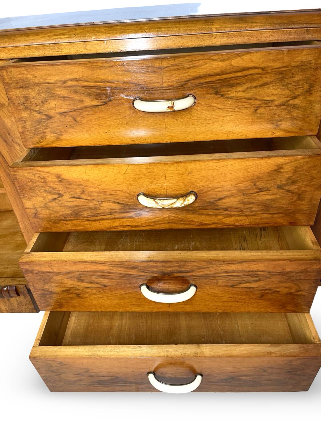 Buffet en noyer Art déco italien, de grande qualité.