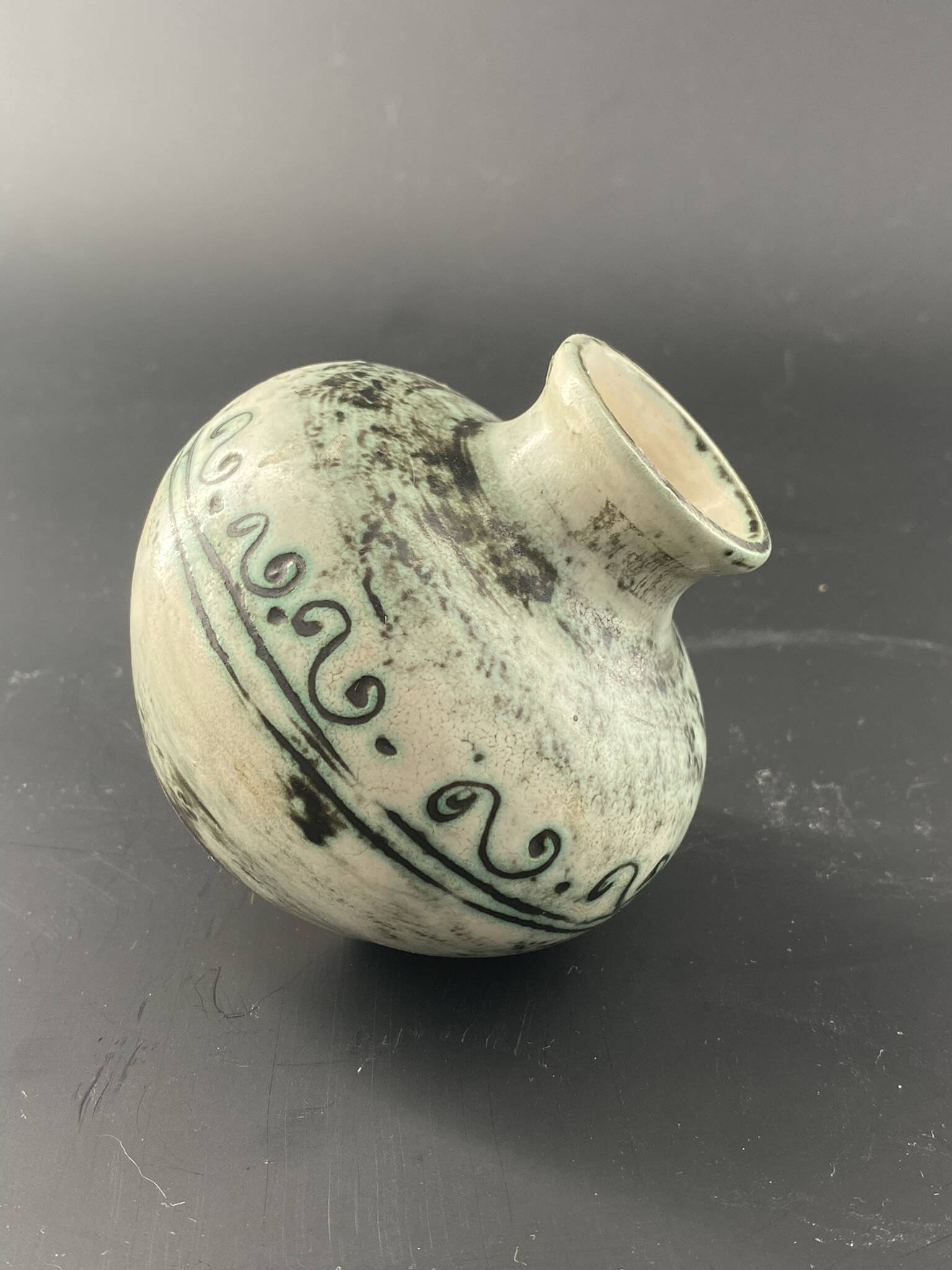 Vase en faïence de Langeais à décor de grappes de raisin épo