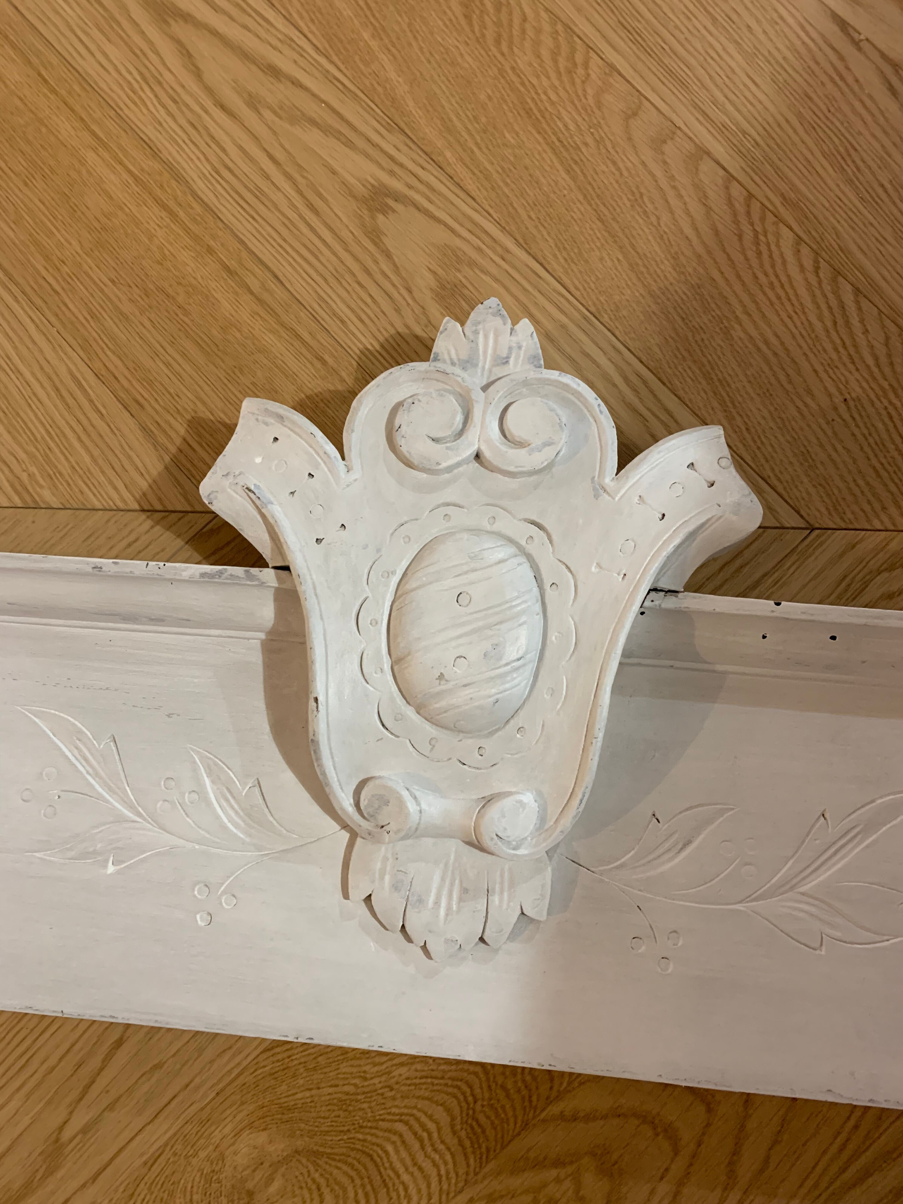 Old carved white patinated pediment - 115cm
