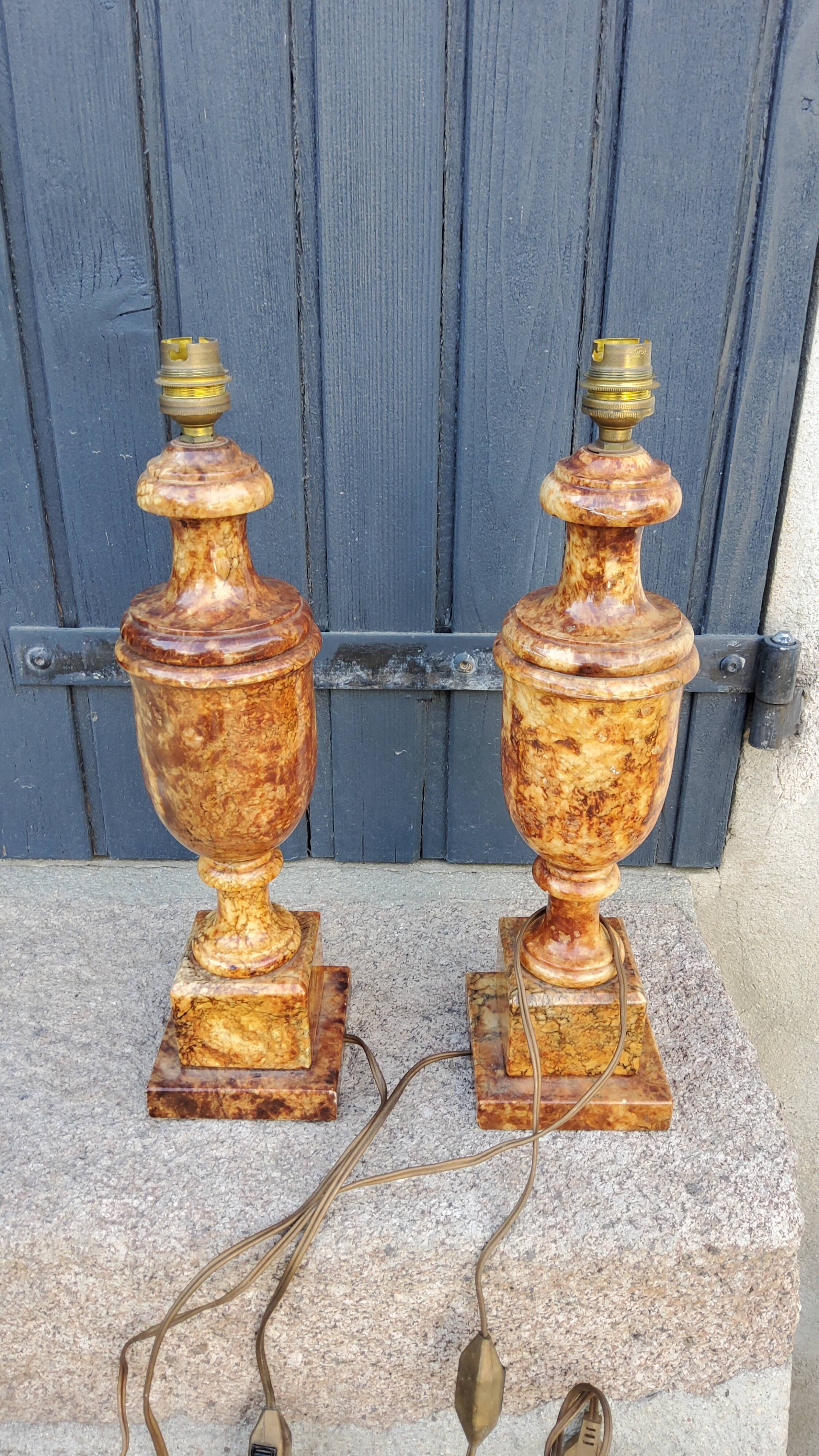 Paire de pieds de lampes des années 70 en albâtre