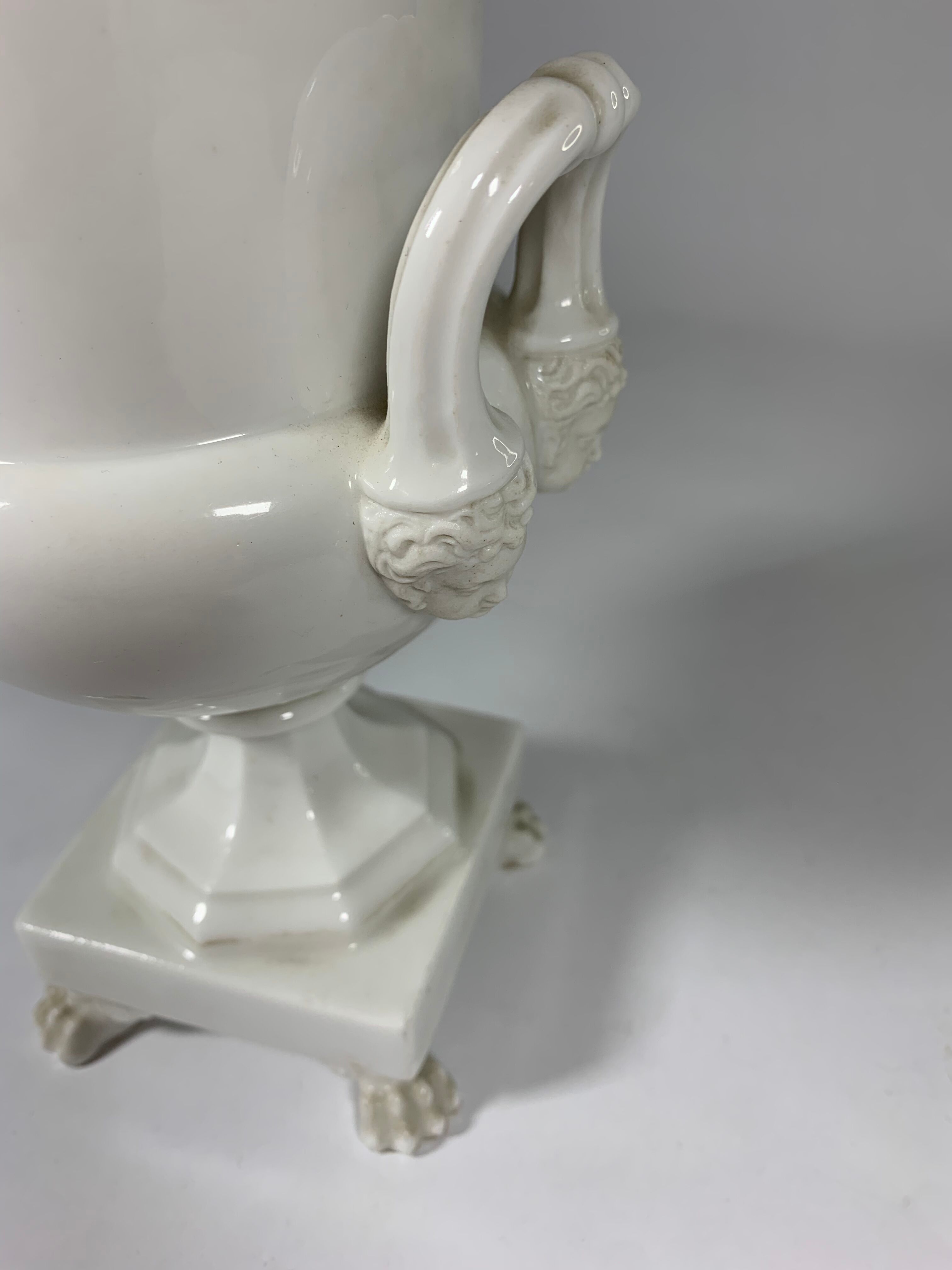 Vase de style Médicis en porcelaine de Paris blanche de la fin 19ème siècle