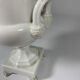 Vase de style Médicis en porcelaine de Paris blanche de la fin 19ème siècle
