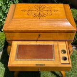 Table à ouvrages en loupe de frêne époque Charles X