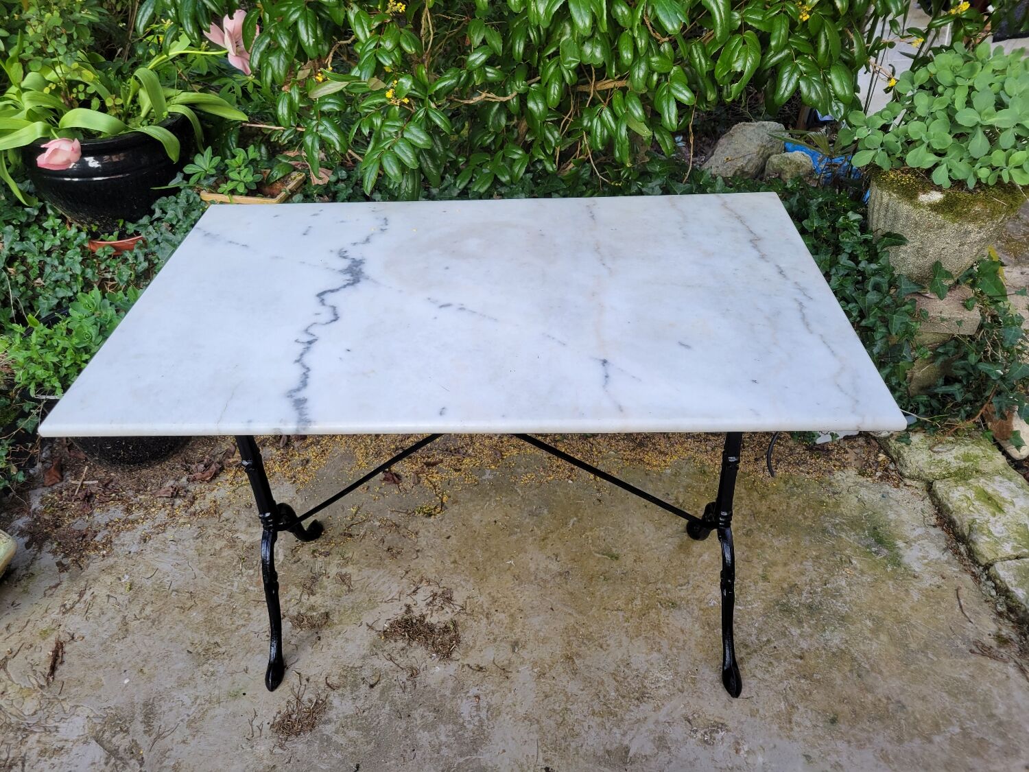 Bistro table in Carrara marble and cast iron circa 1900