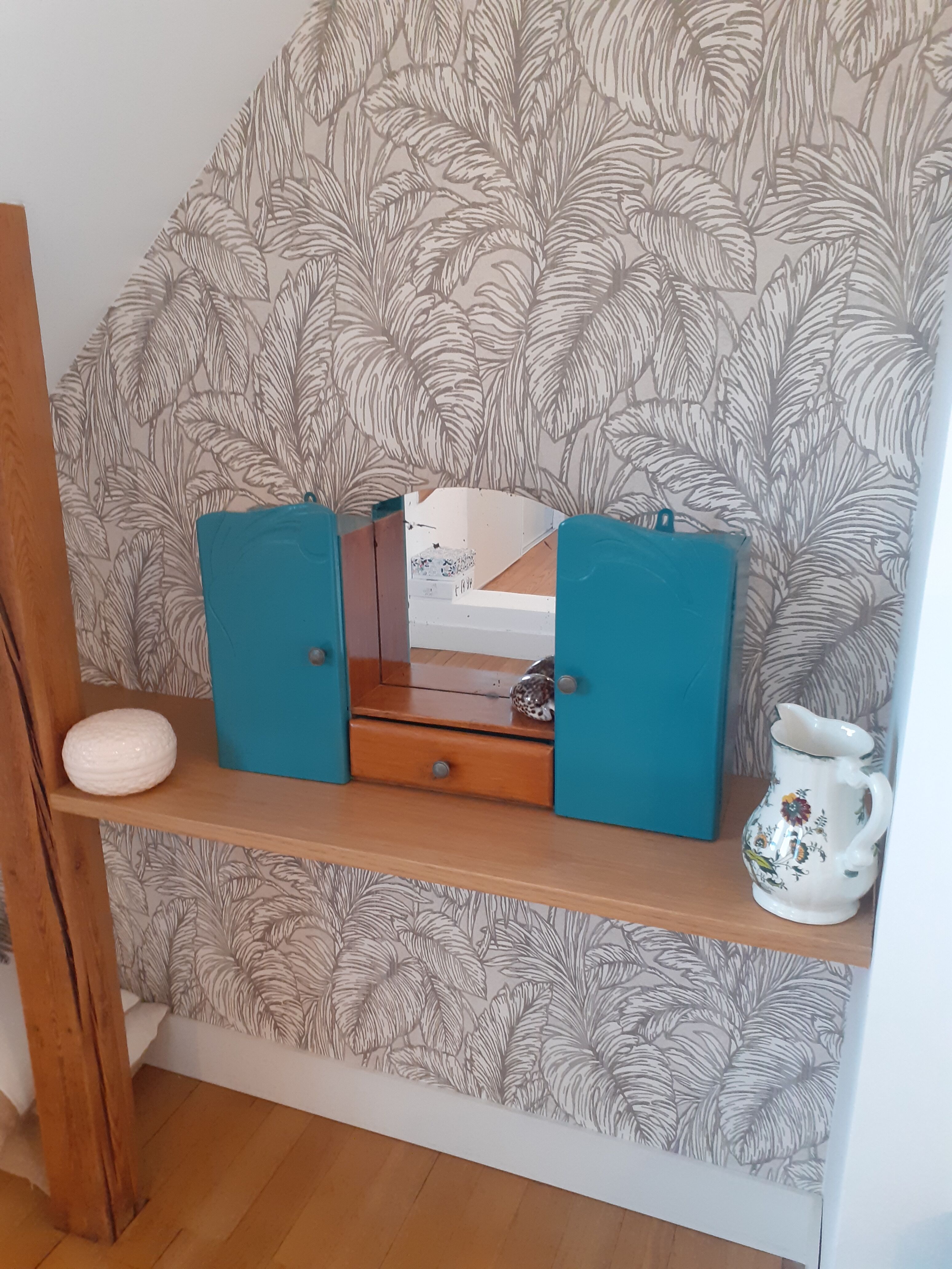 Wall cabinet of toilet