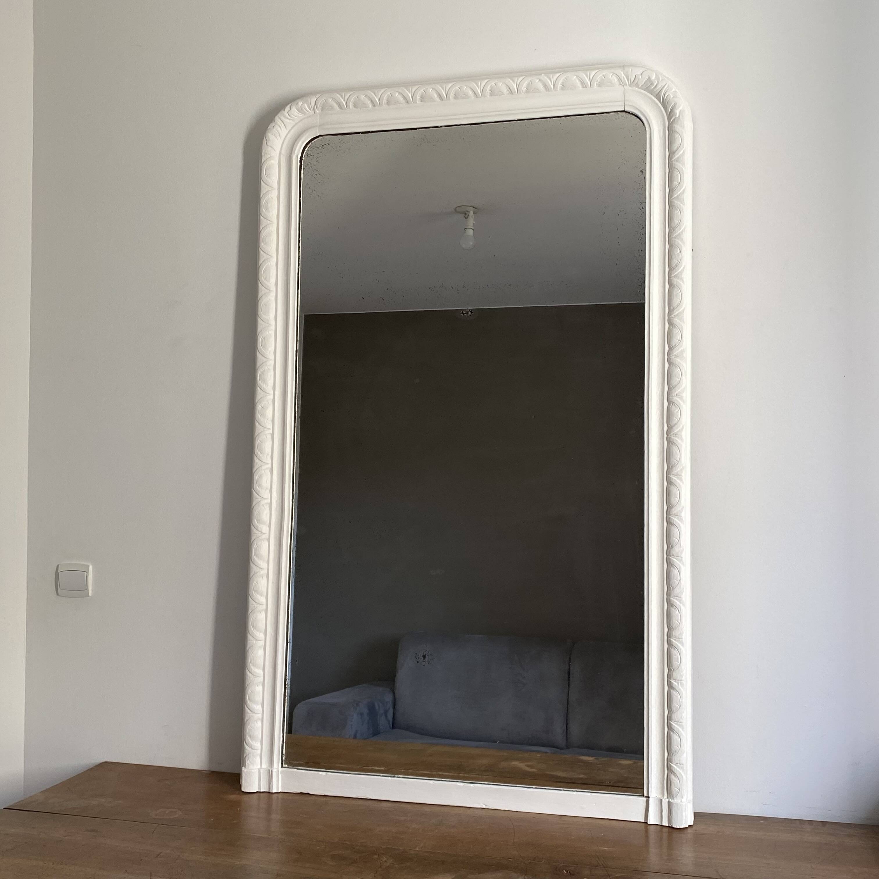 Grand miroir Louis Philippe blanc. 145x90. Fin 19ème.