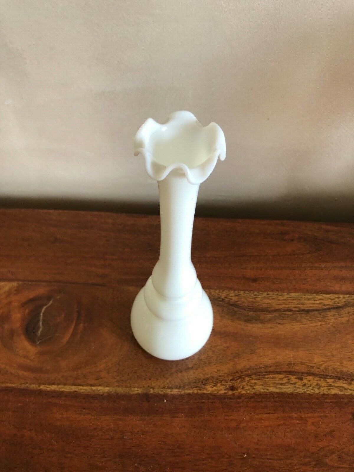 Pretty vintage vase in white opaline - soliflore height 22 cm